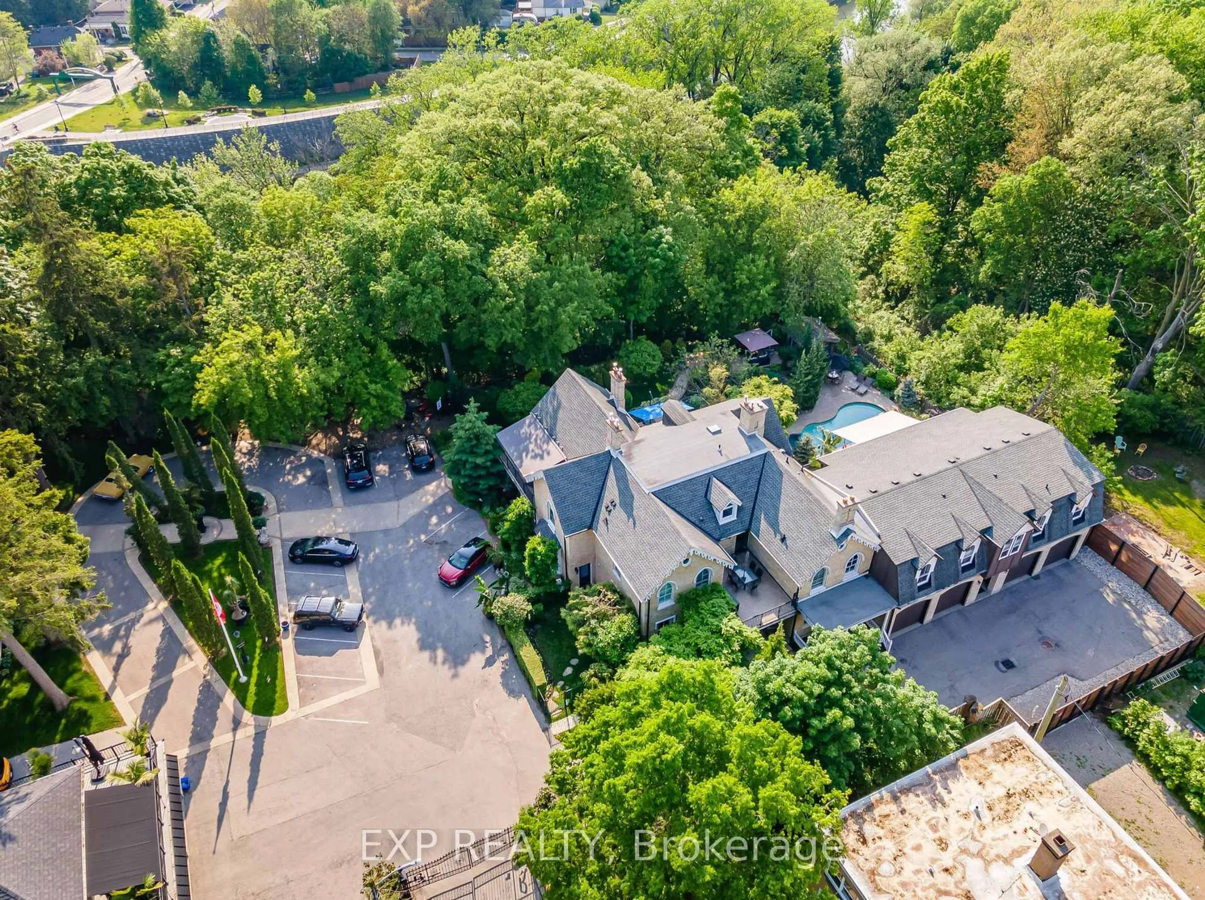A pic from outside/outdoor area/front of a property/back of a property/a pic from drone, unknown for 80 Barton St #3, London East Ontario N6A 1N2