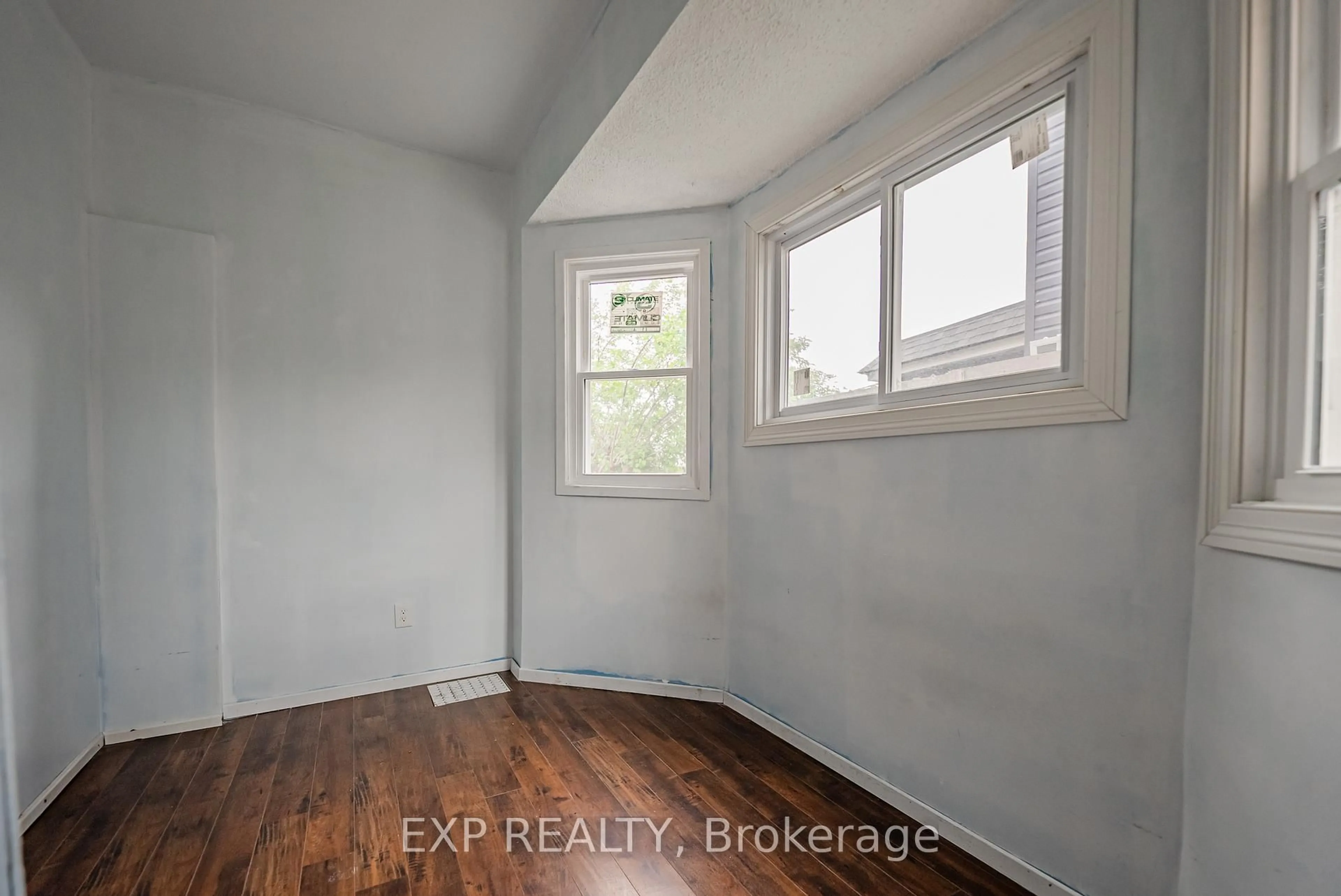 A pic of a room for 4865 ARMOURY St, Niagara Falls Ontario L2E 1S9