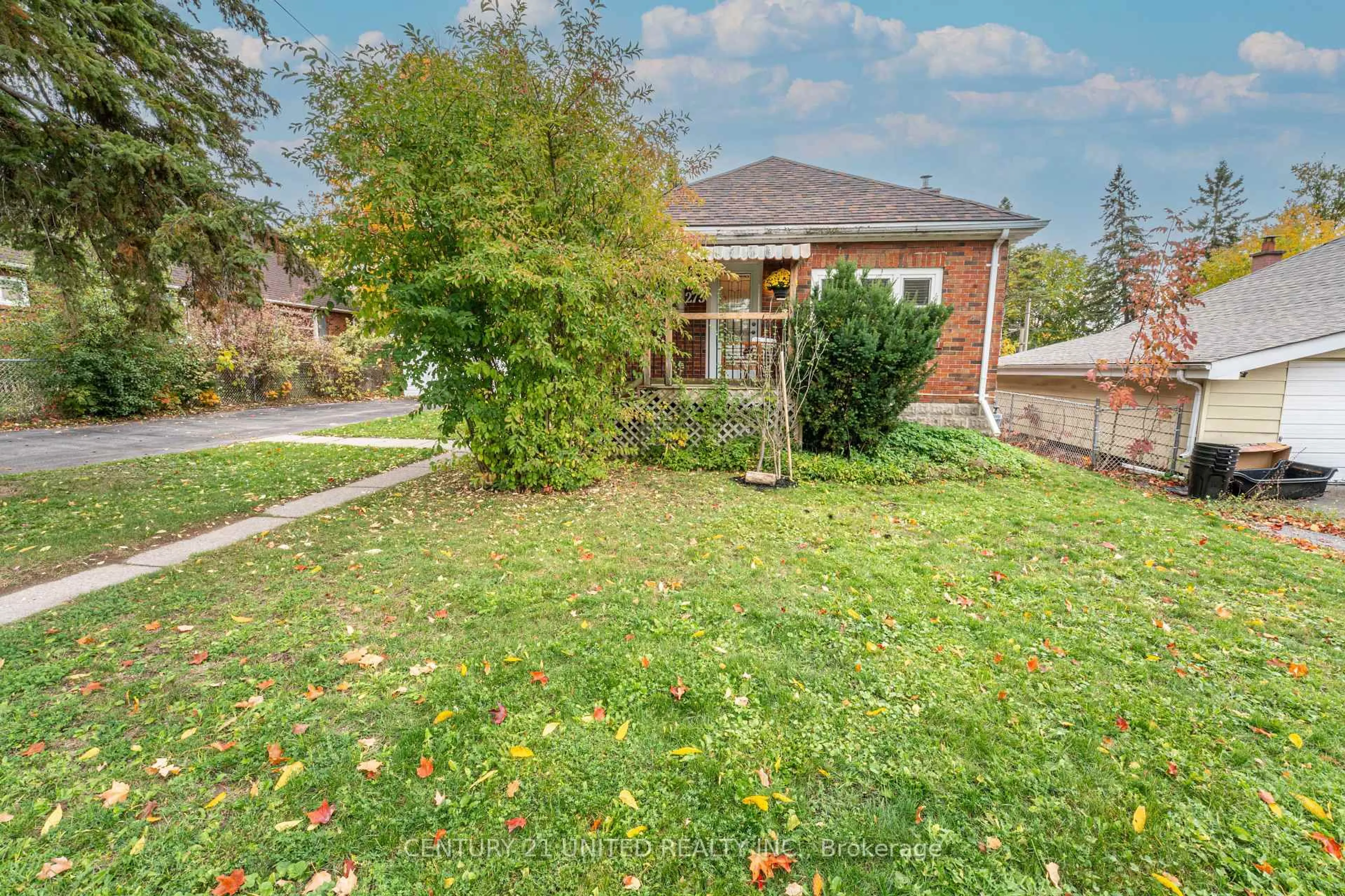 A pic from outside/outdoor area/front of a property/back of a property/a pic from drone, street for 273 Bennet St, Peterborough Ontario K9H 5B8