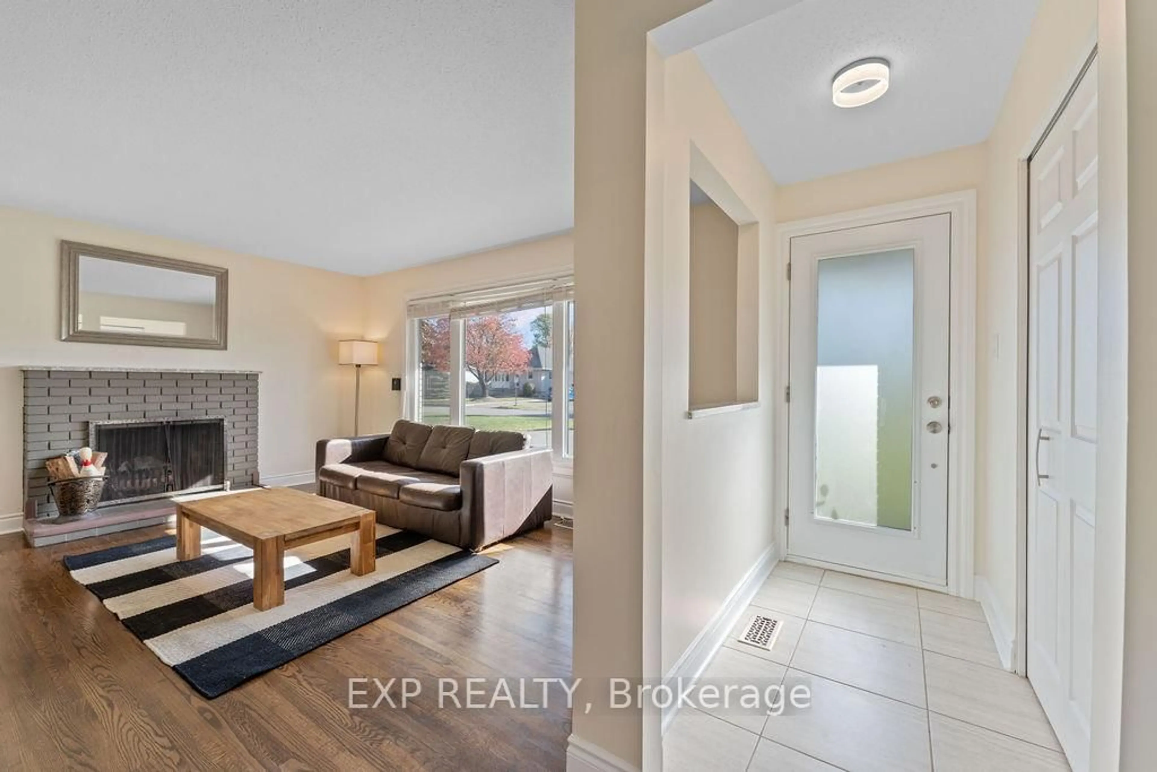 Indoor entryway for 19 Sunnycrest Dr, Ottawa Ontario K2E 5Y3