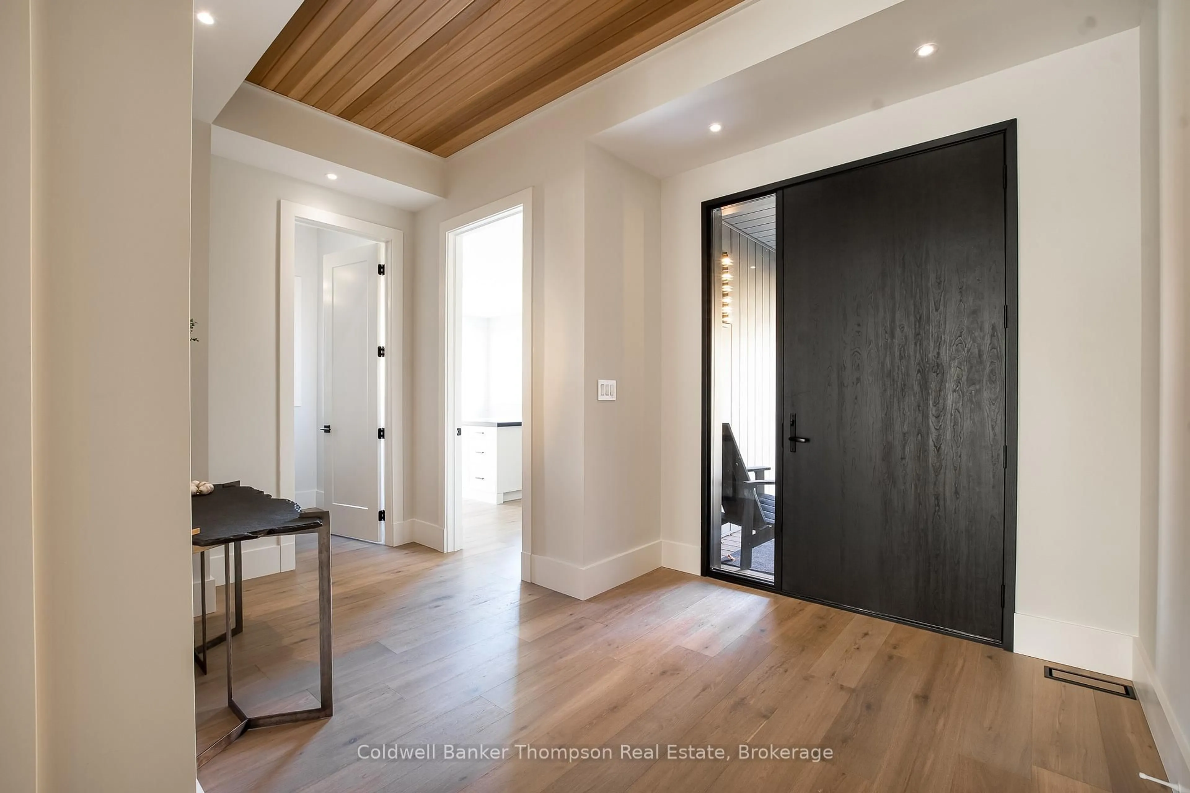 Indoor entryway for 21 Natures Way, Huntsville Ontario P1H 0B4