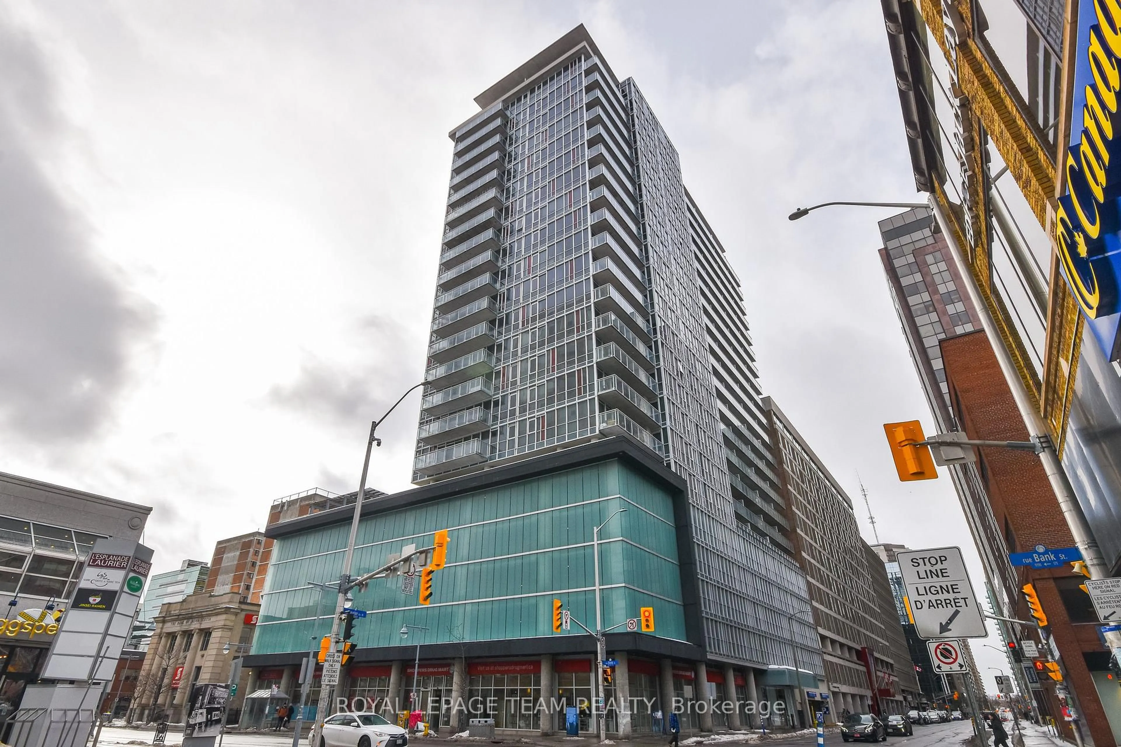 Indoor foyer for 324 Laurier Ave #1206, Ottawa Ontario K1P 0A4