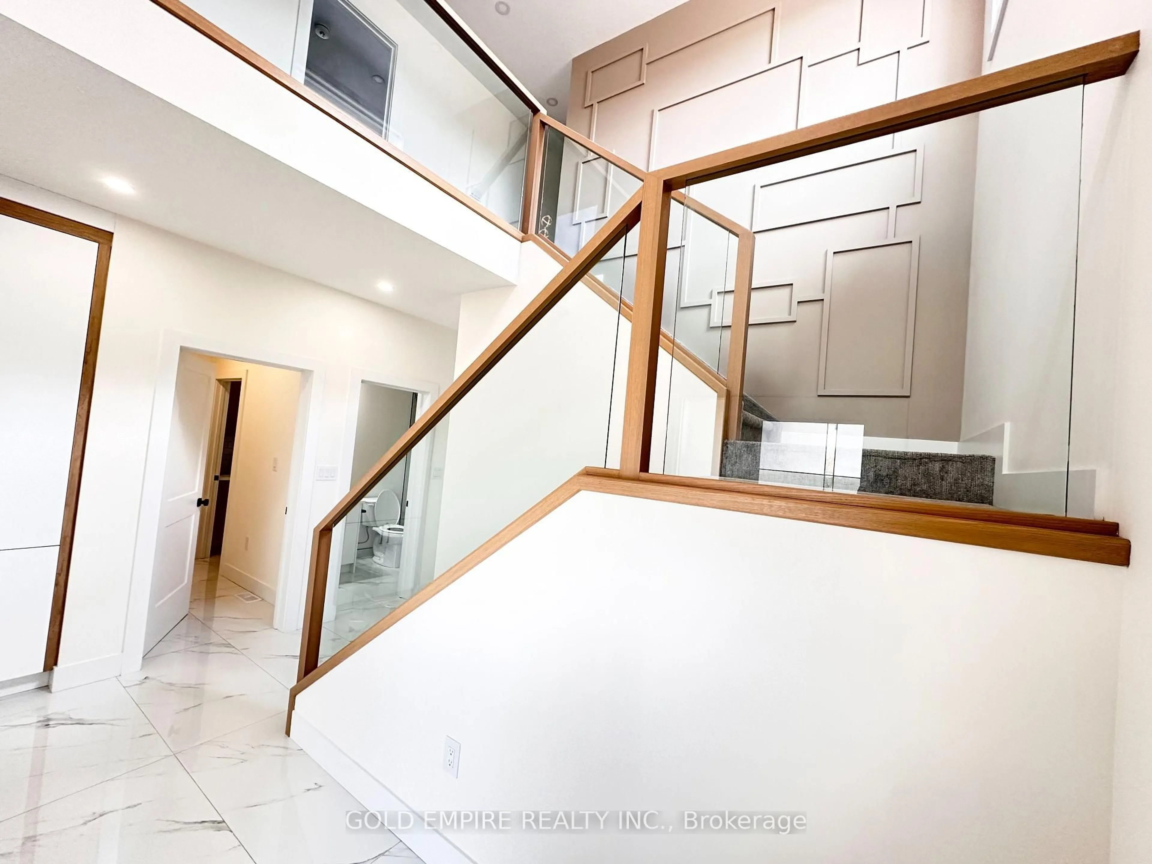 Indoor foyer for 1292 HONEYWOOD Dr #LOT 122, London South Ontario N6M 1C1
