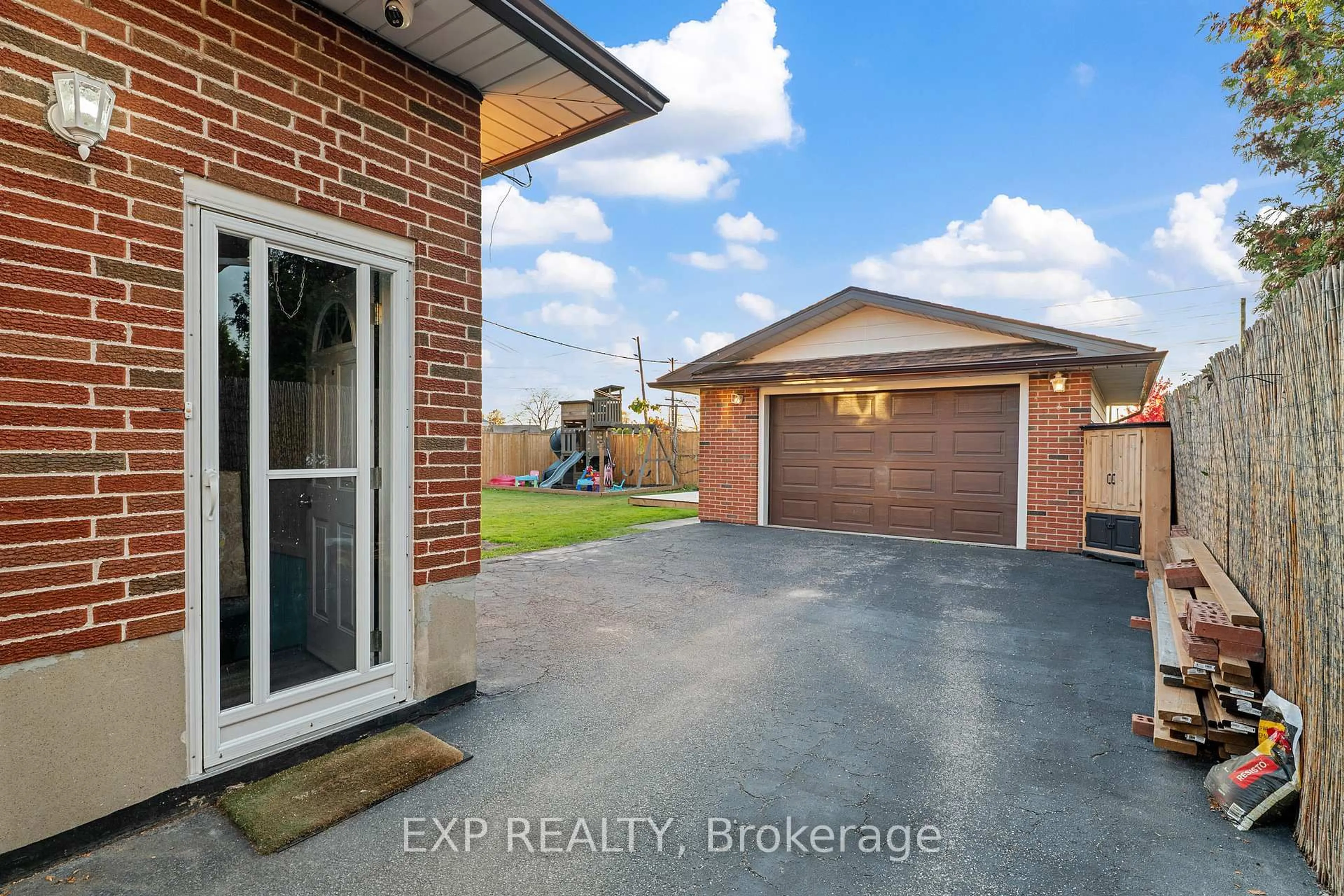 A pic from outside/outdoor area/front of a property/back of a property/a pic from drone, street for 60 GRANGE Ave, Welland Ontario L3B 1G7