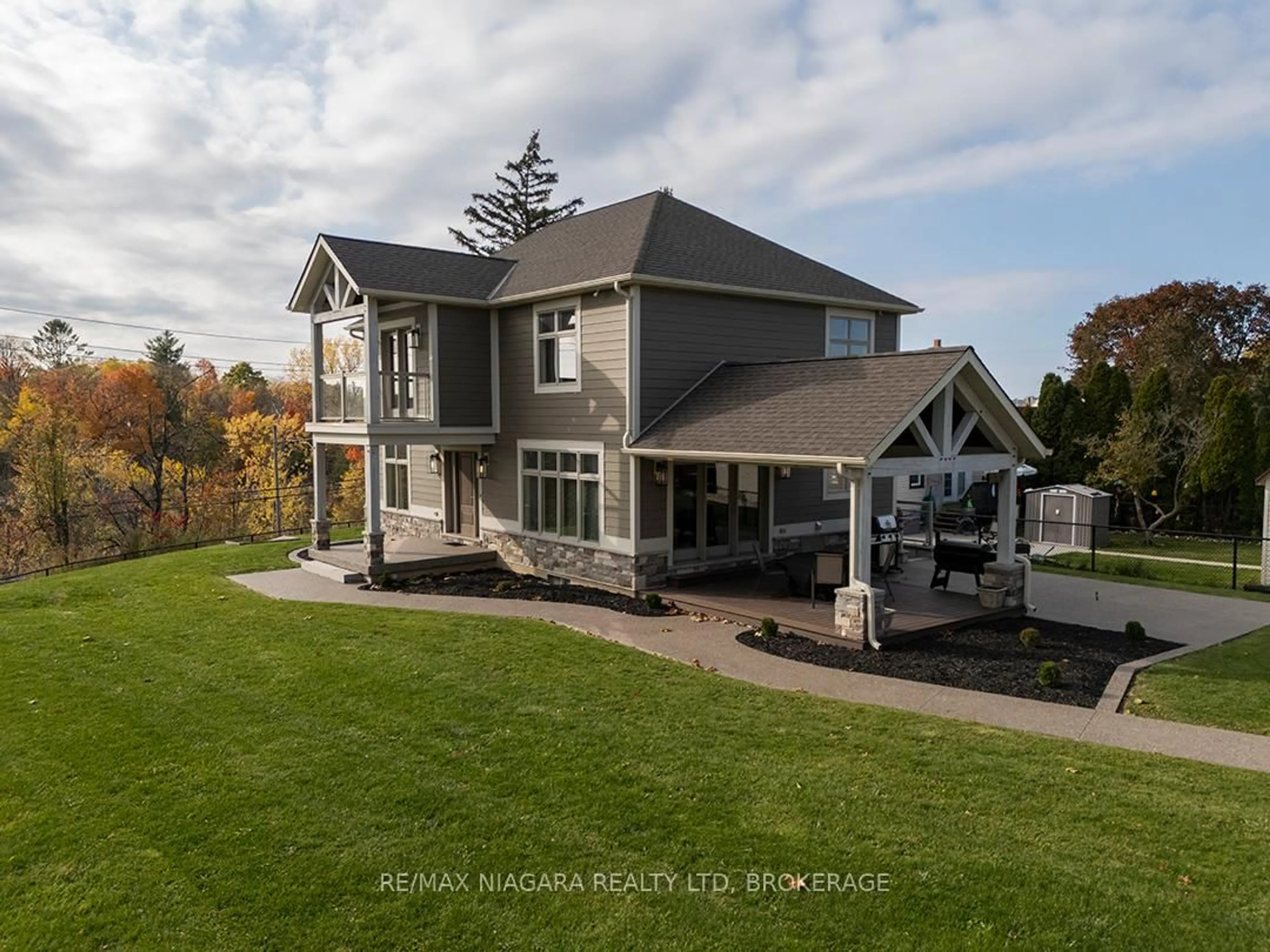 A pic from outside/outdoor area/front of a property/back of a property/a pic from drone, water/lake/river/ocean view for 190 Oakdale Ave, St. Catharines Ontario L2P 2K8