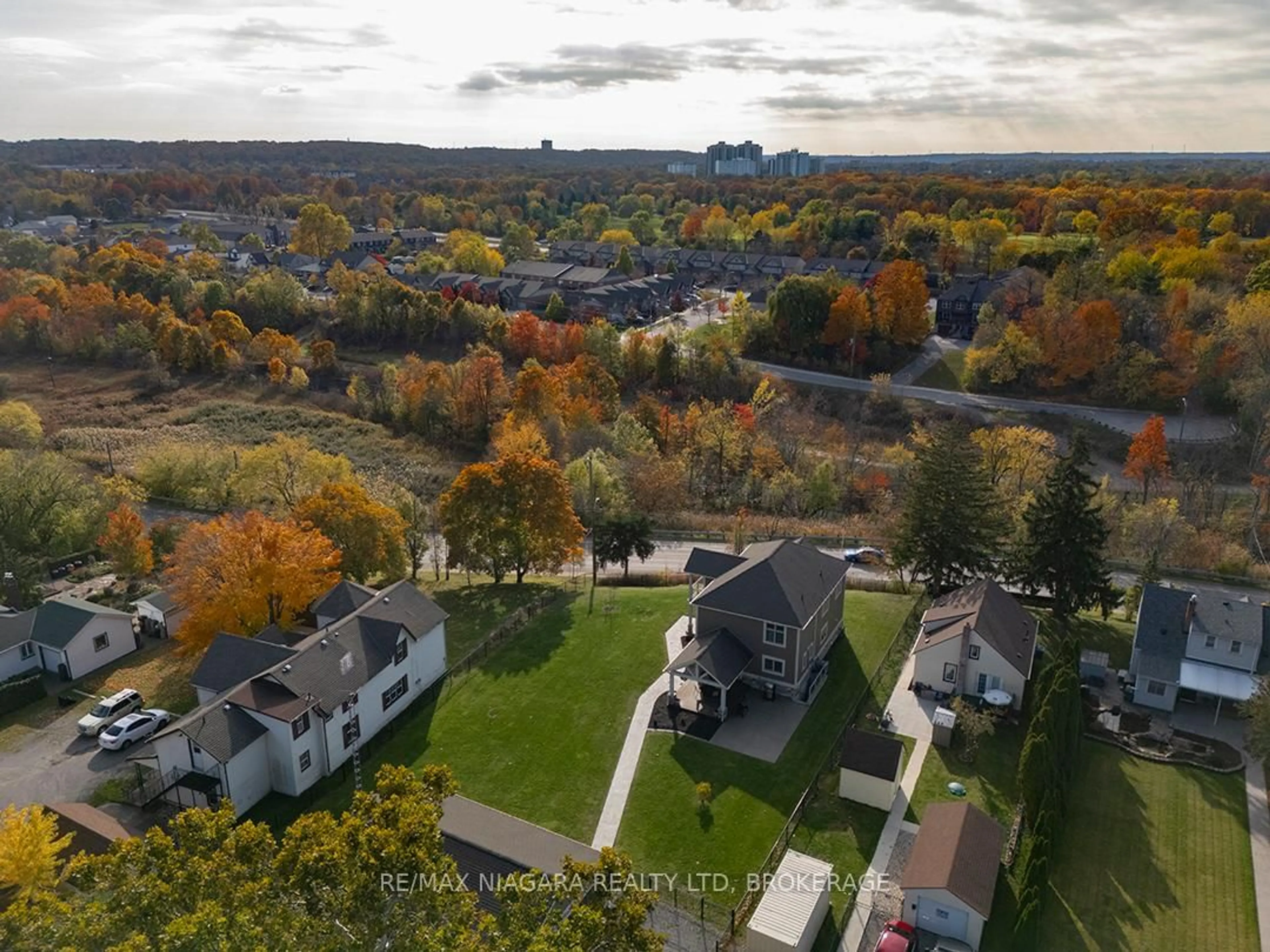 A pic from outside/outdoor area/front of a property/back of a property/a pic from drone, unknown for 190 Oakdale Ave, St. Catharines Ontario L2P 2K8