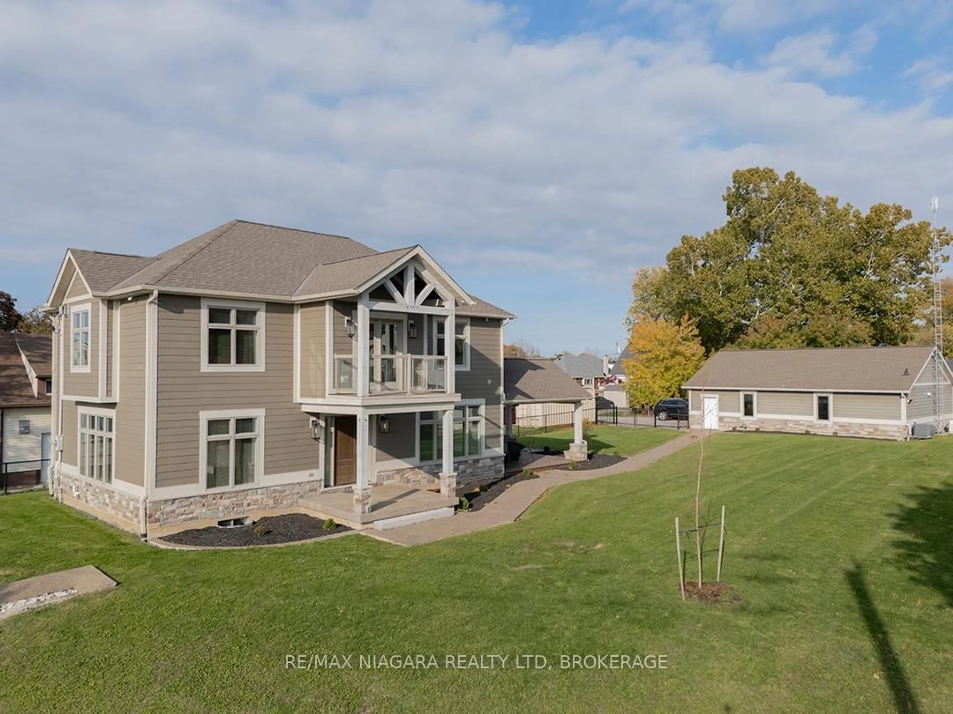 A pic from outside/outdoor area/front of a property/back of a property/a pic from drone, water/lake/river/ocean view for 190 Oakdale Ave, St. Catharines Ontario L2P 2K8