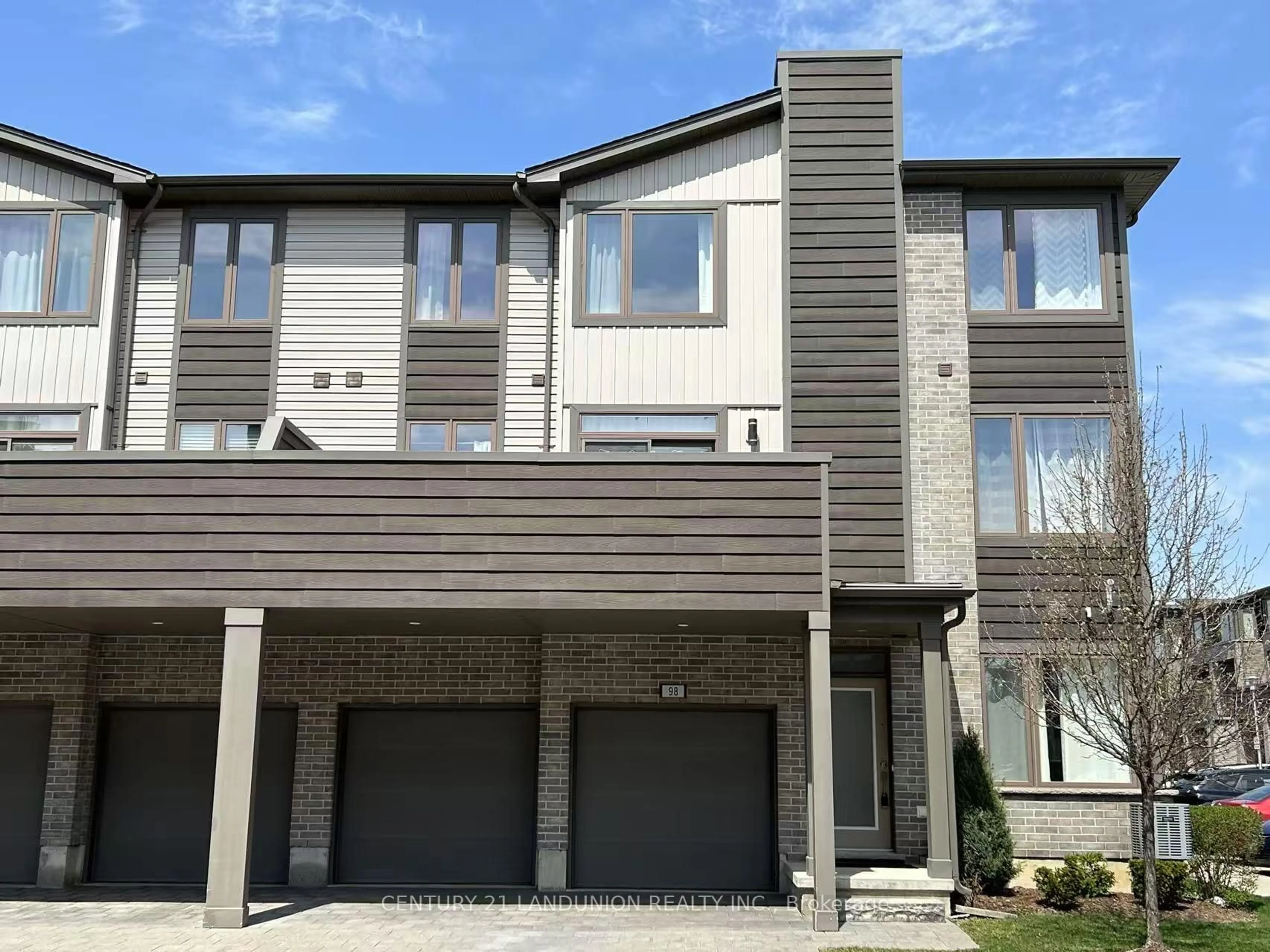 Home with vinyl exterior material, street for 1960 Dalmagarry Rd #98, London North Ontario N6G 0T8