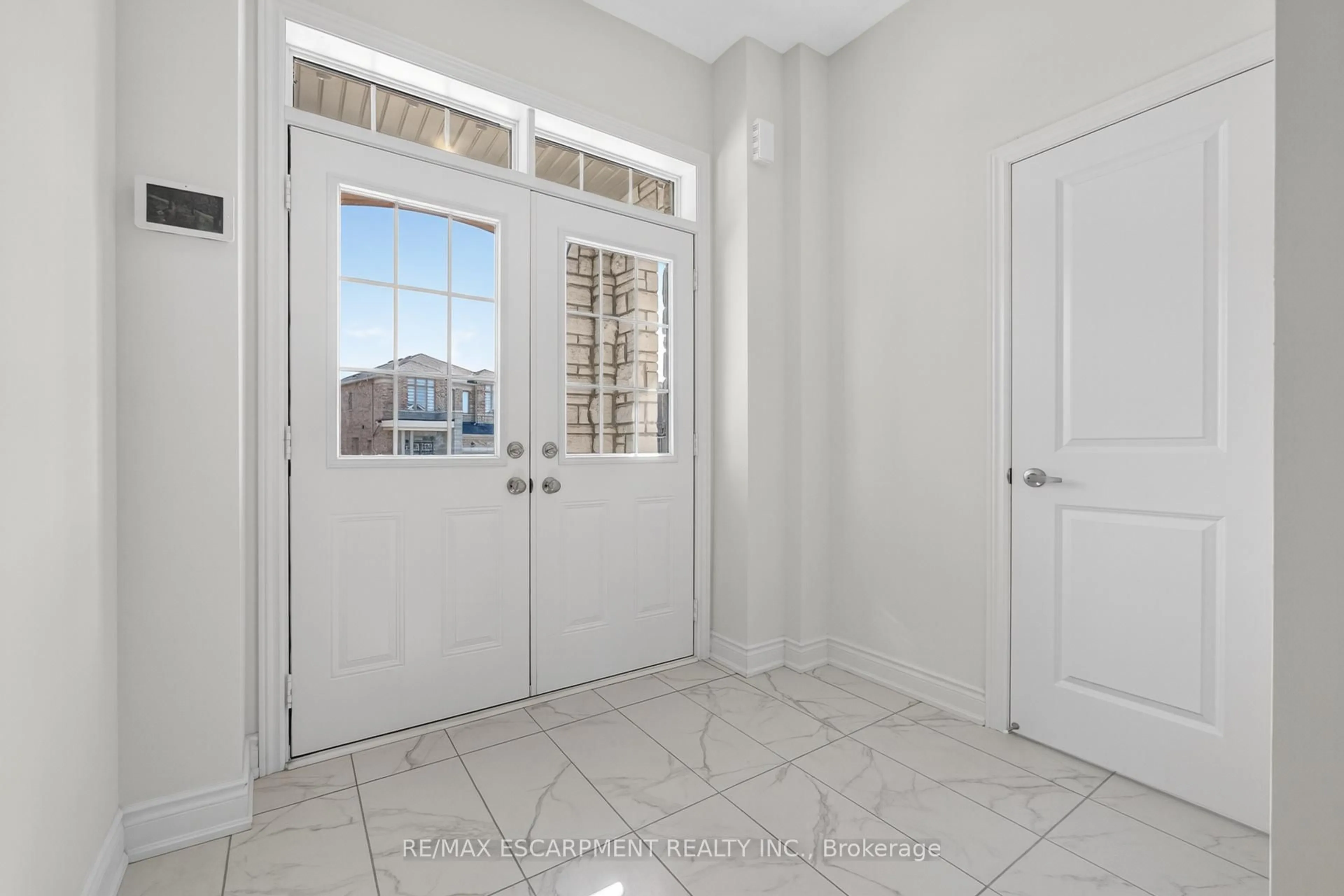 Indoor entryway for 47 Bloomfield Cres, Cambridge Ontario N1T 0G2