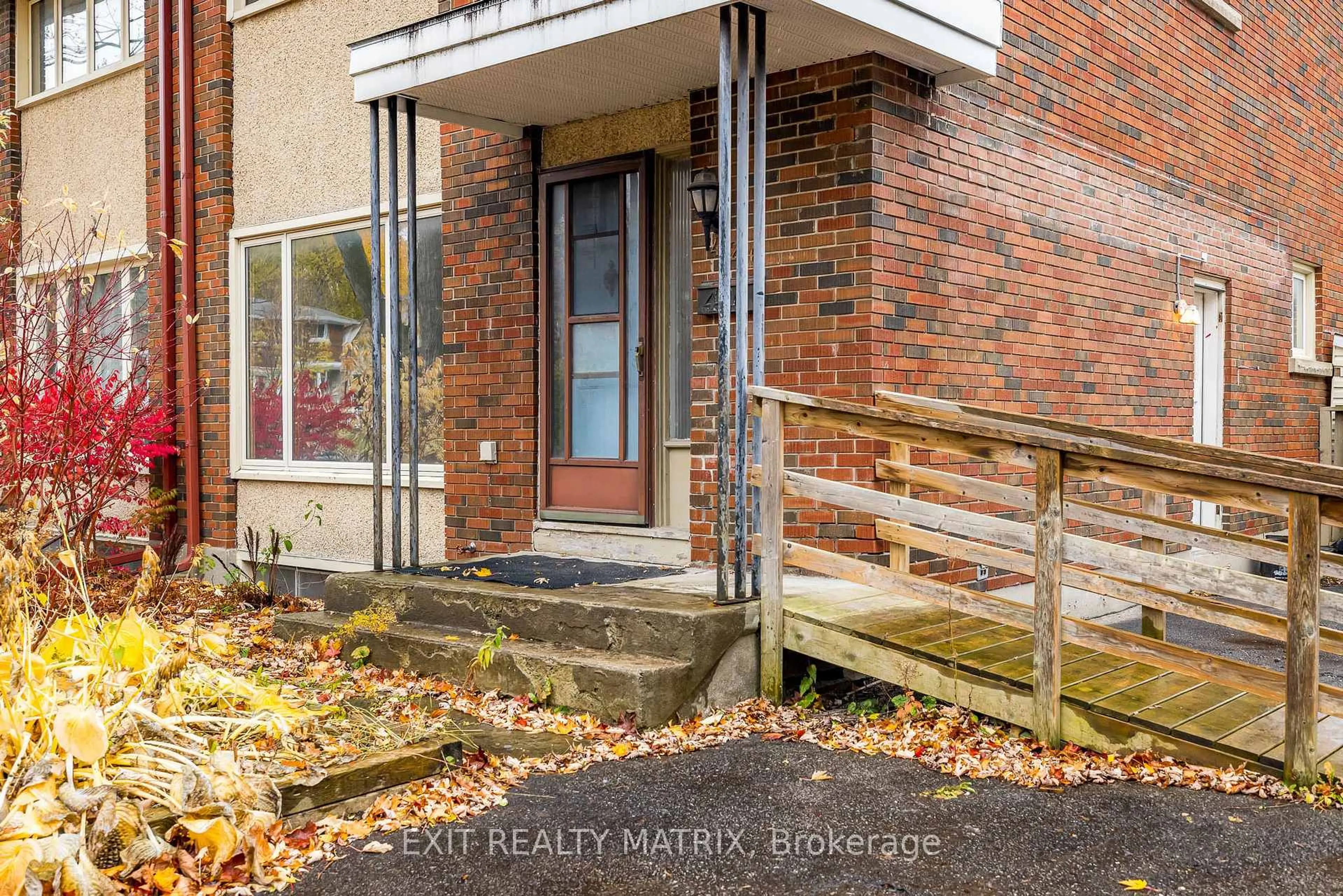 Indoor entryway for 426 Apple Tree Lane, Ottawa Ontario K1K 2R6