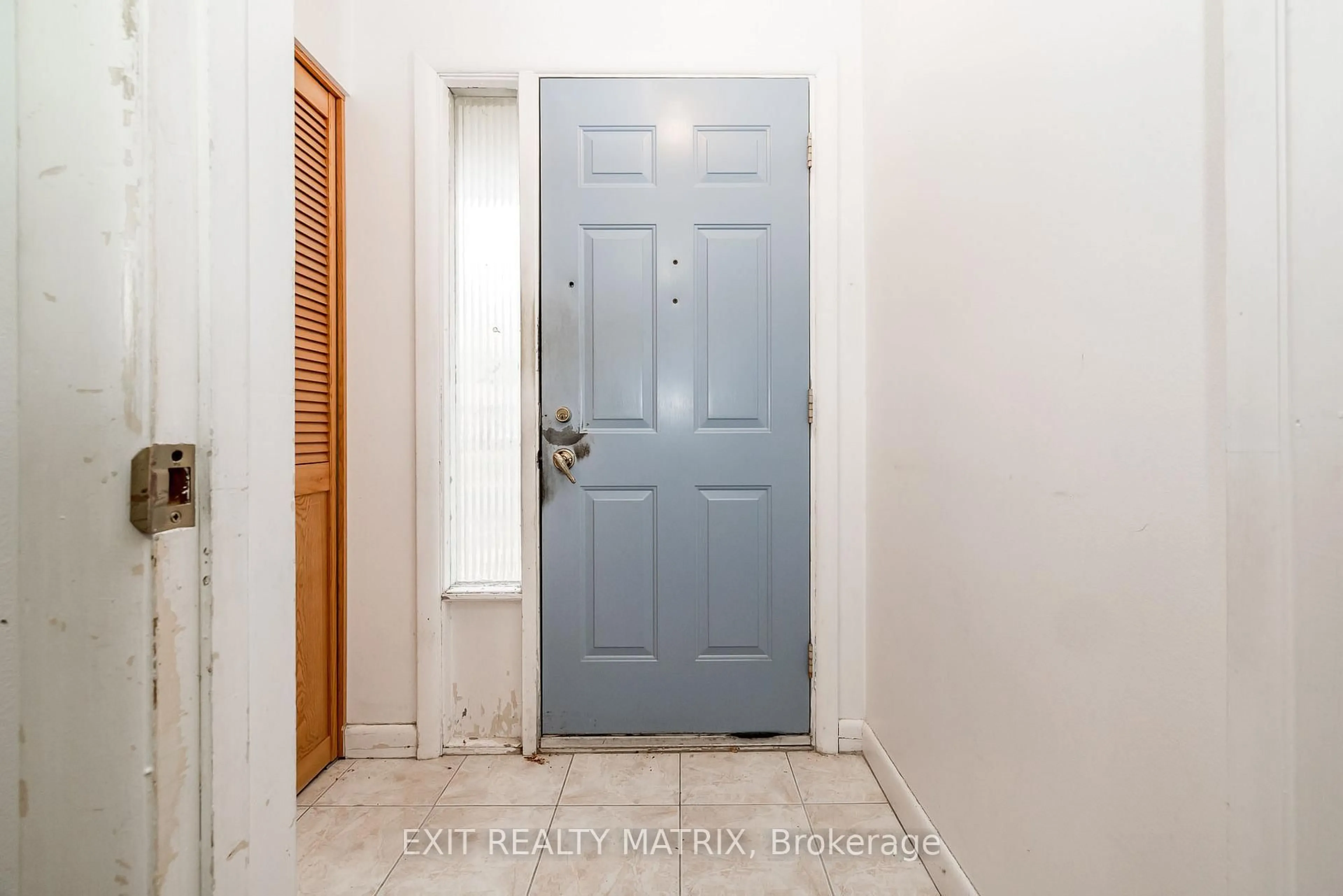 Indoor entryway for 426 Apple Tree Lane, Ottawa Ontario K1K 2R6