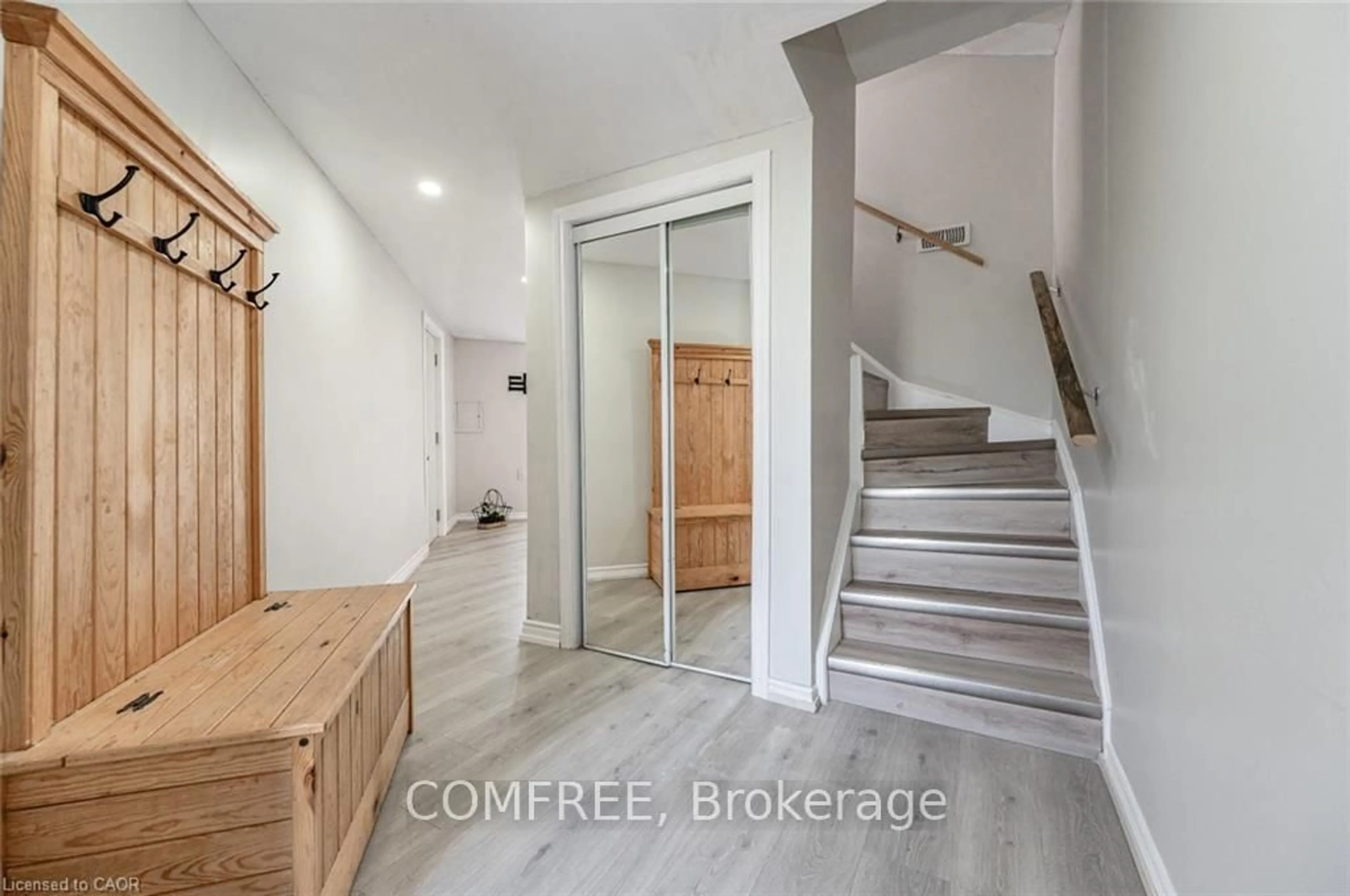 Indoor entryway for 60 Elmsdale Dr #26, Kitchener Ontario N2E 2G4