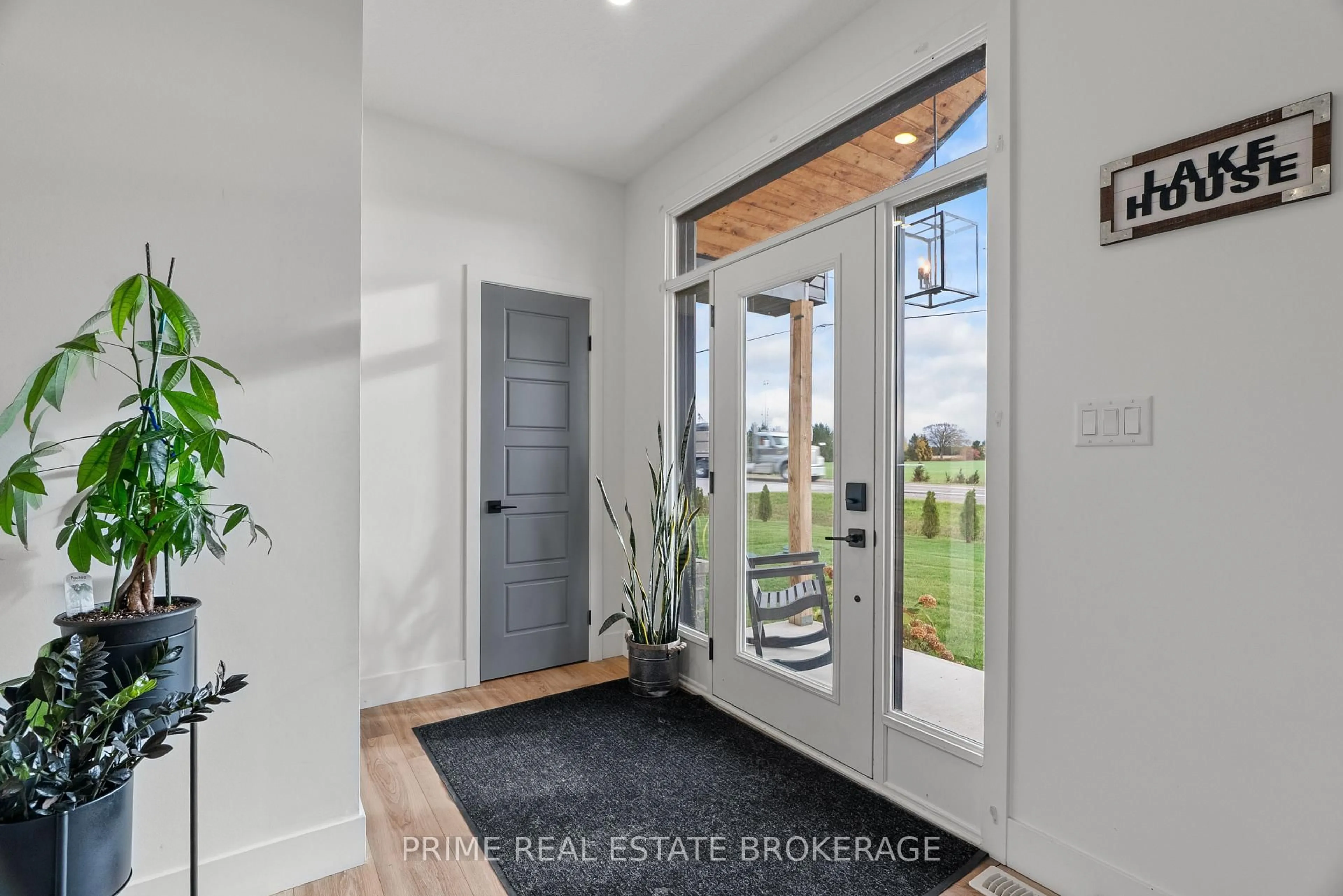 Indoor entryway for 33977 Kildeer Dr, Bluewater Ontario N0M 1N0