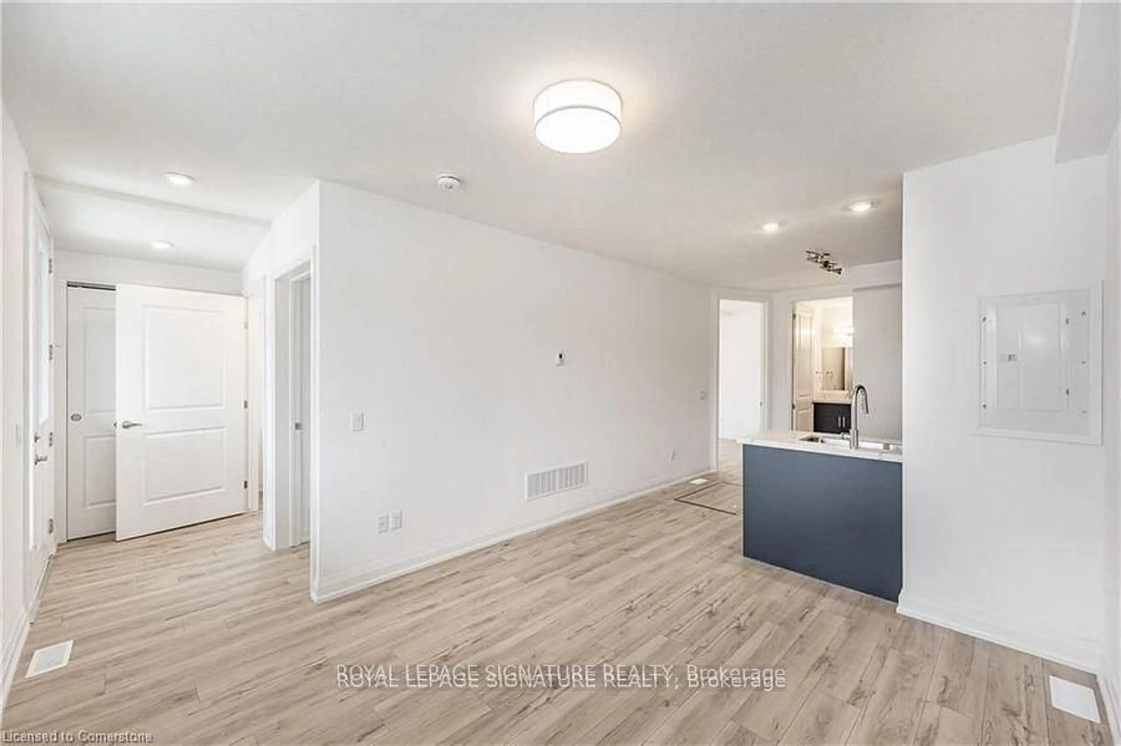 A pic of a room for 777 Beach Blvd, Hamilton Ontario L8H 6Y5