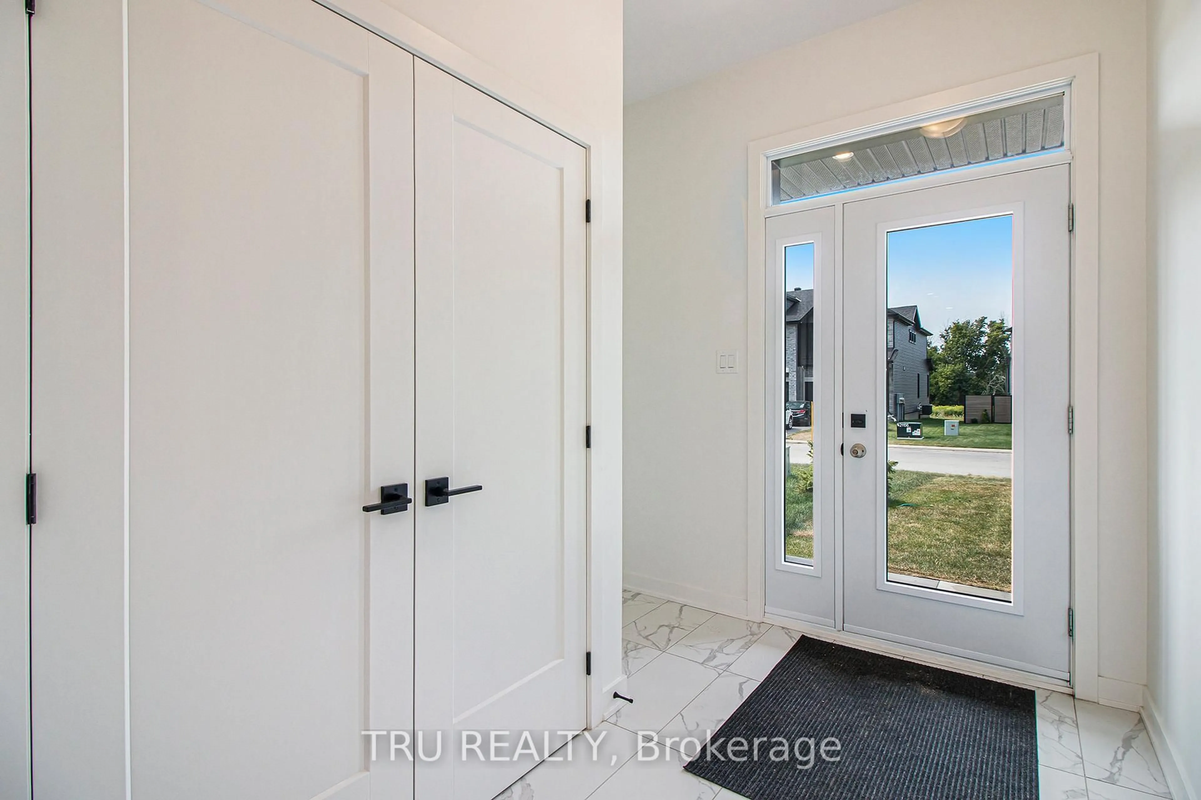 Indoor entryway for 947 Cologne St, Russell Ontario K0A 1W0
