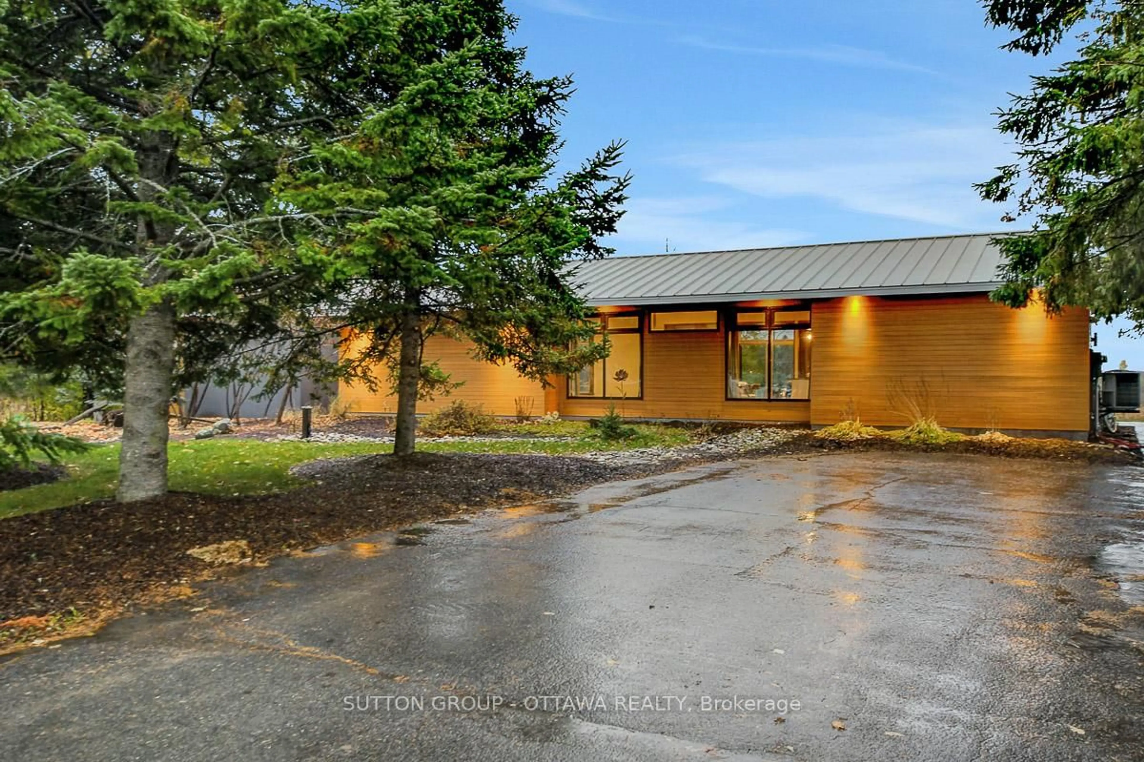 Indoor foyer for 7844 Bleeks Rd, Ashton Ontario K0A 1B0