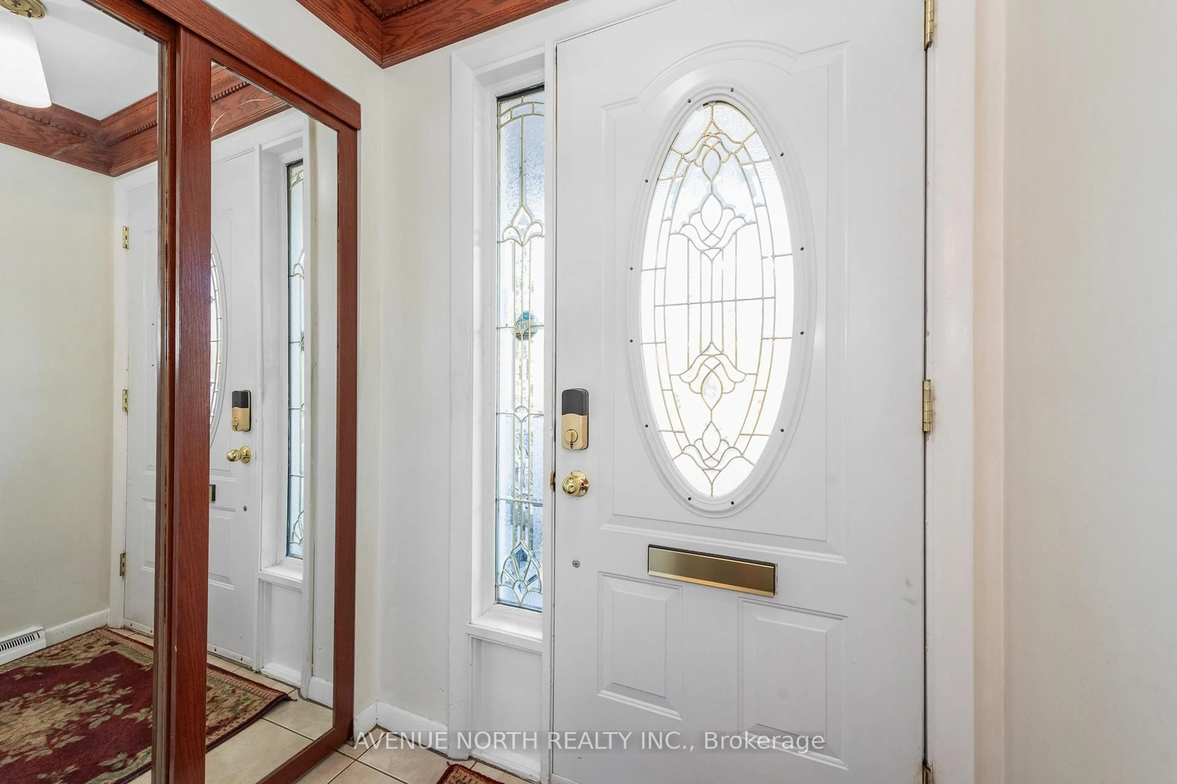 Indoor entryway for 1282 Heron Rd, Ottawa Ontario K1V 6A8