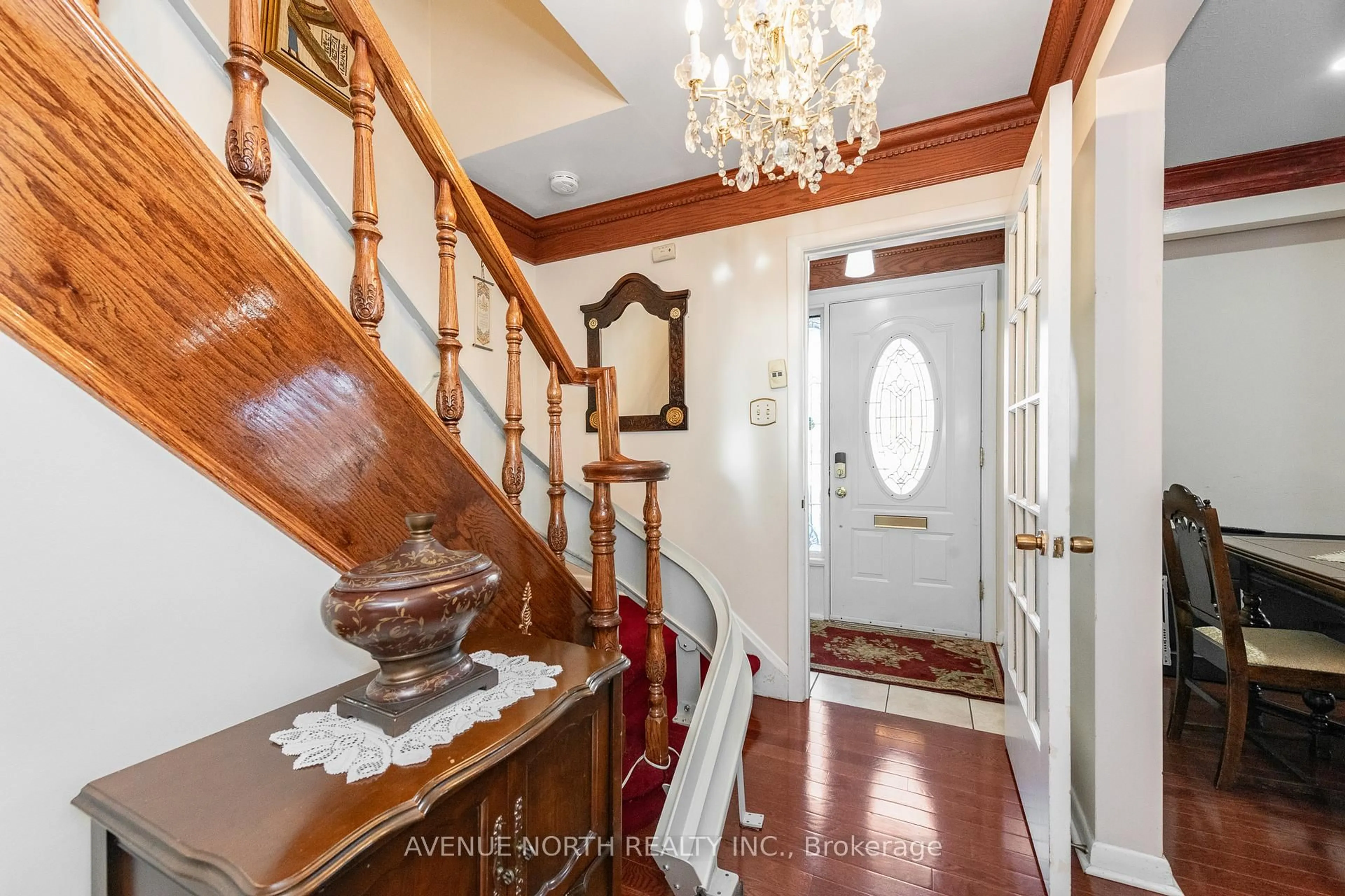 Indoor entryway for 1282 Heron Rd, Ottawa Ontario K1V 6A8