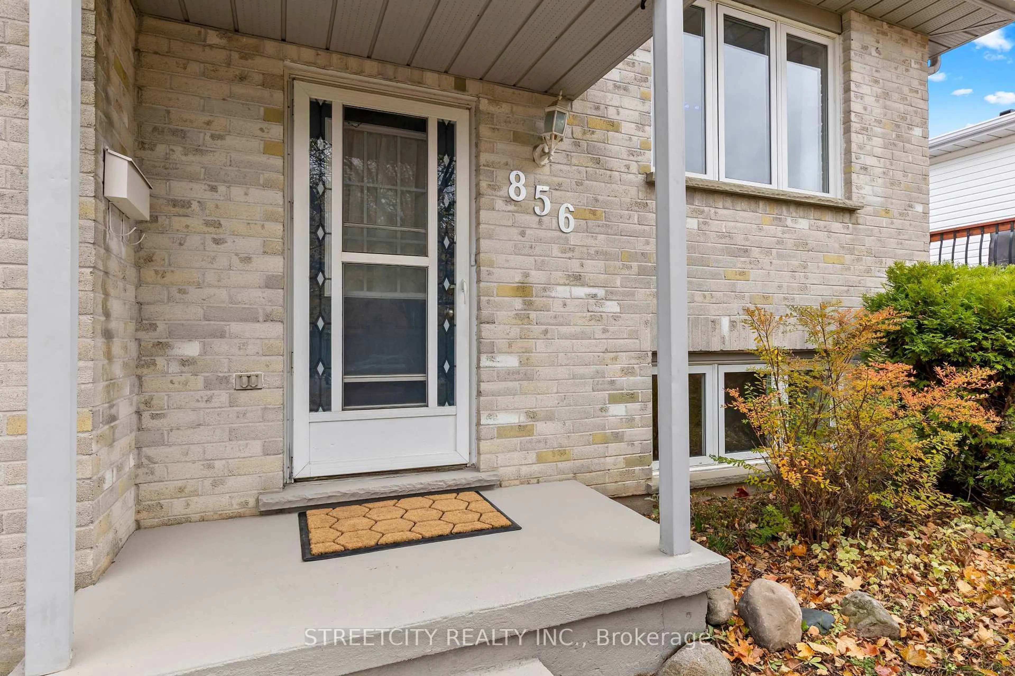 Indoor entryway for 856 Thistledown Way, London North Ontario N6G 4Z8