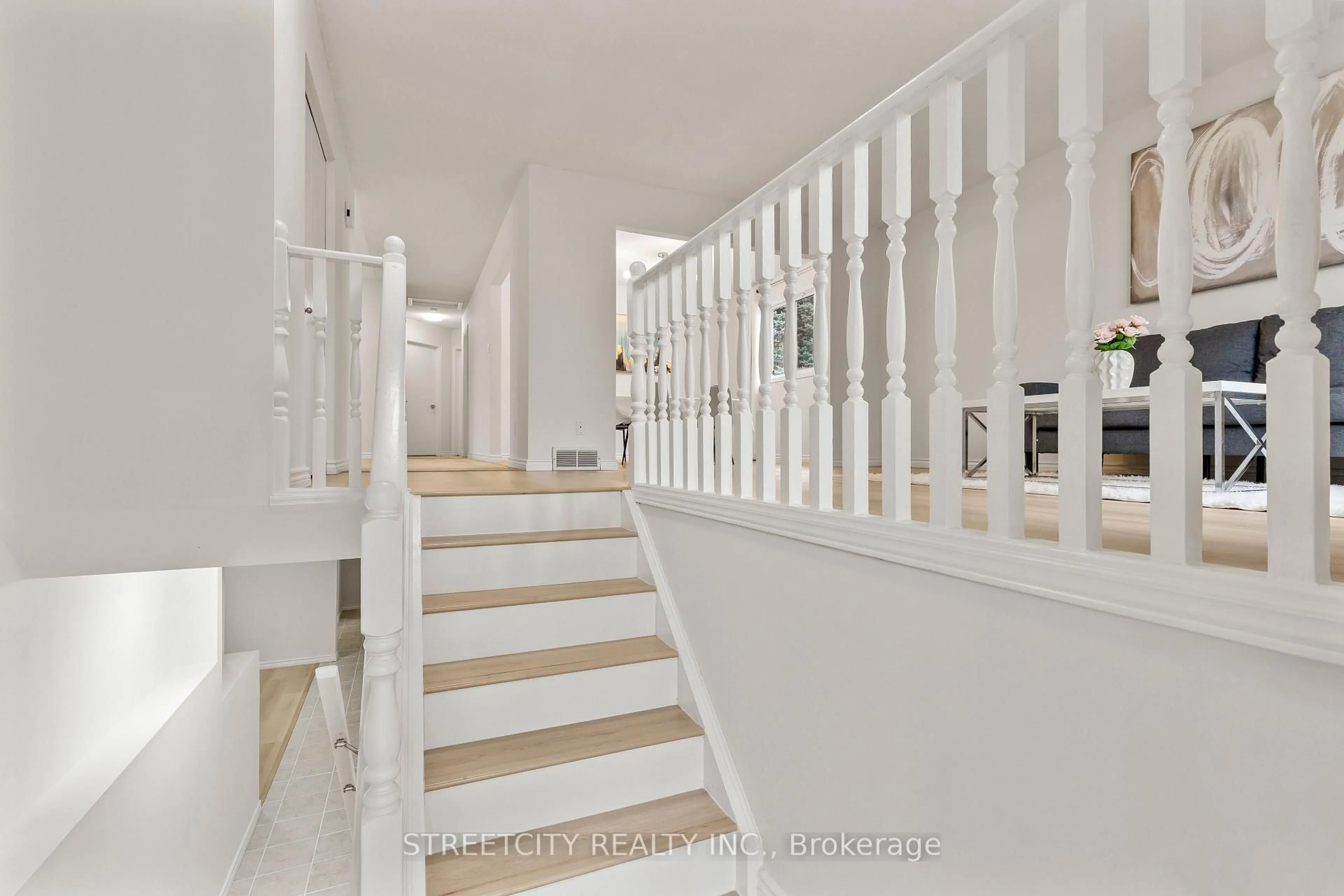 Indoor foyer for 856 Thistledown Way, London North Ontario N6G 4Z8