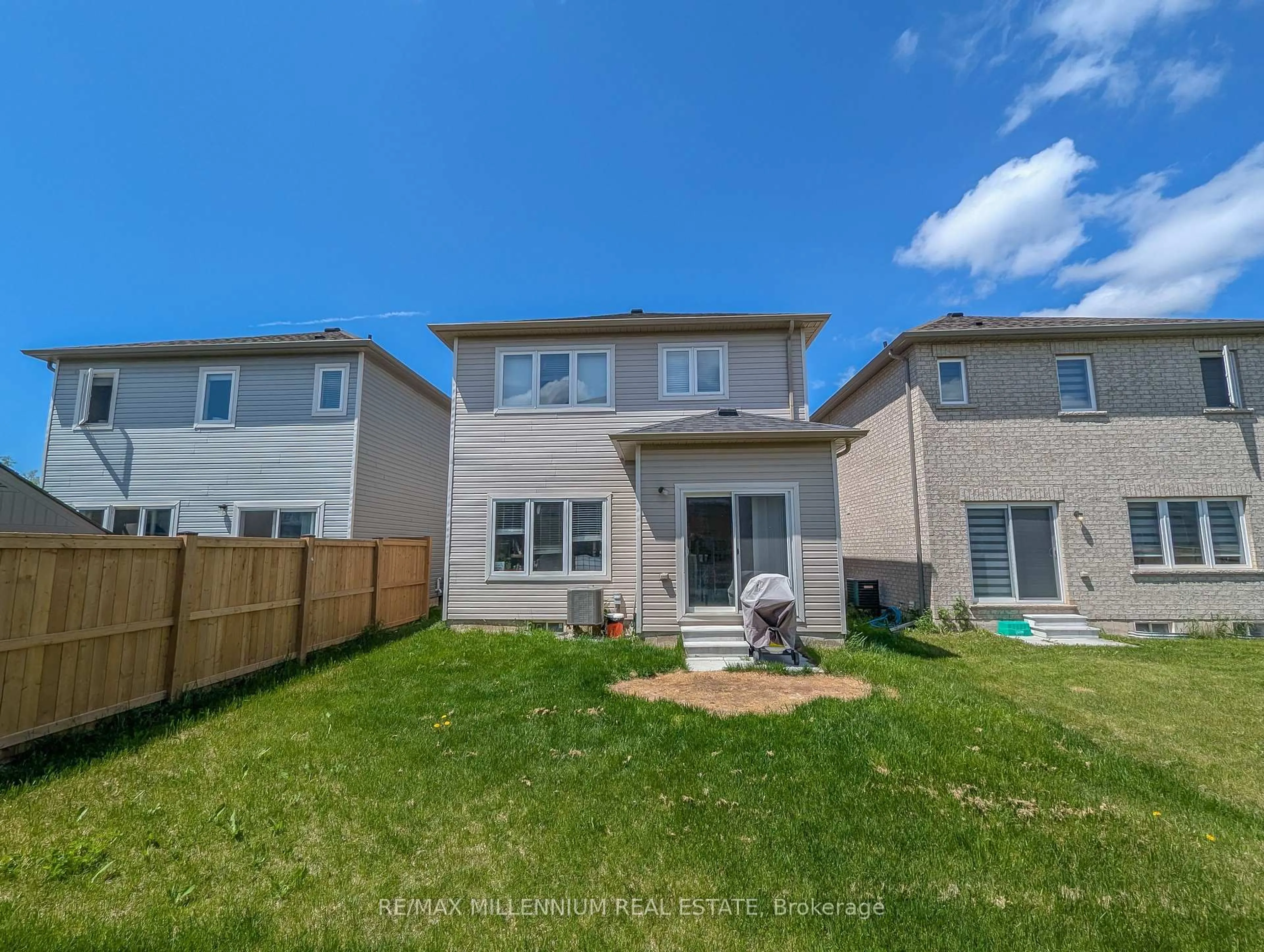 A pic from outside/outdoor area/front of a property/back of a property/a pic from drone, street for 136 Tumblewood Pl, Welland Ontario L3B 0J3