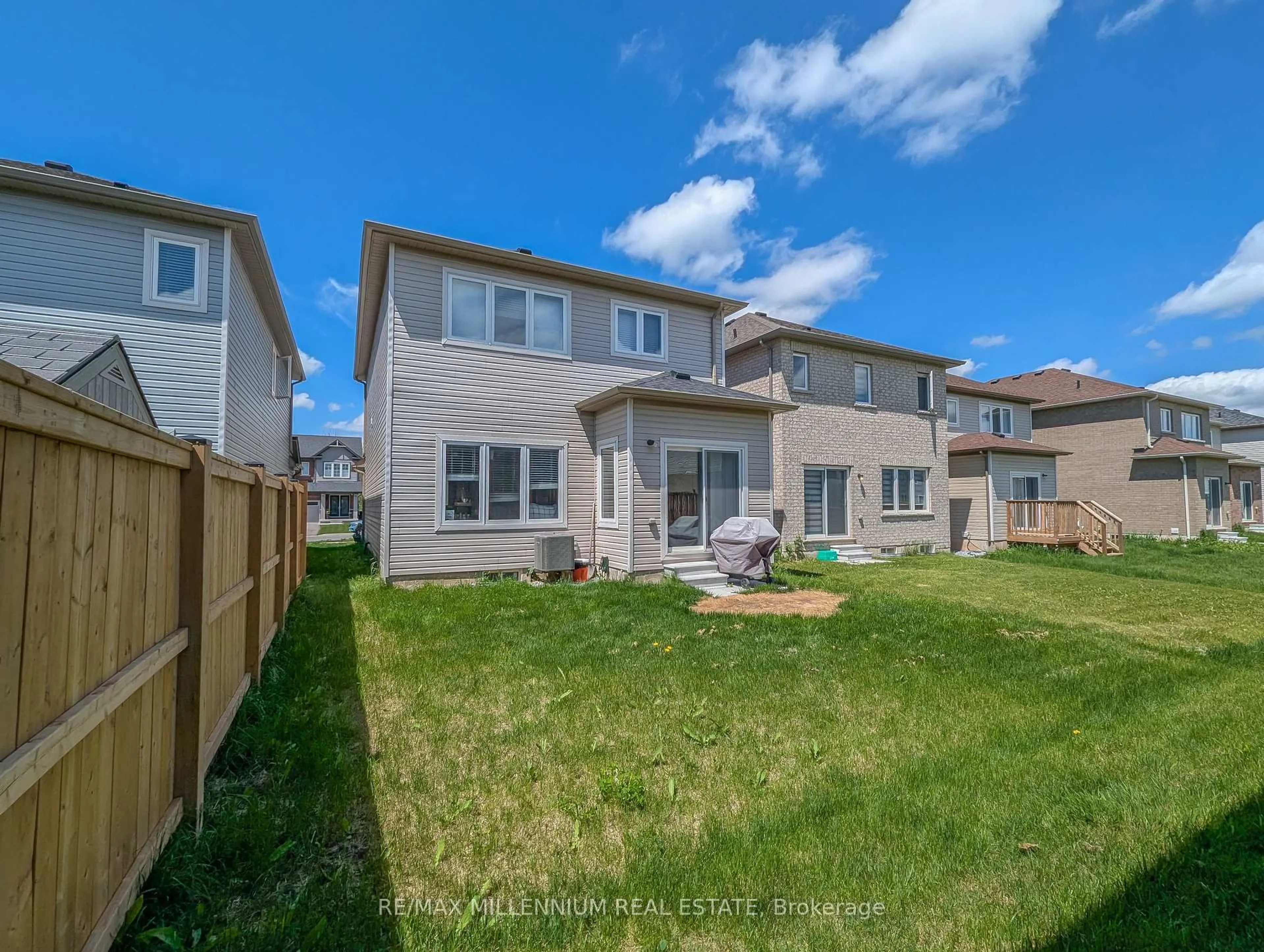 A pic from outside/outdoor area/front of a property/back of a property/a pic from drone, street for 136 Tumblewood Pl, Welland Ontario L3B 0J3