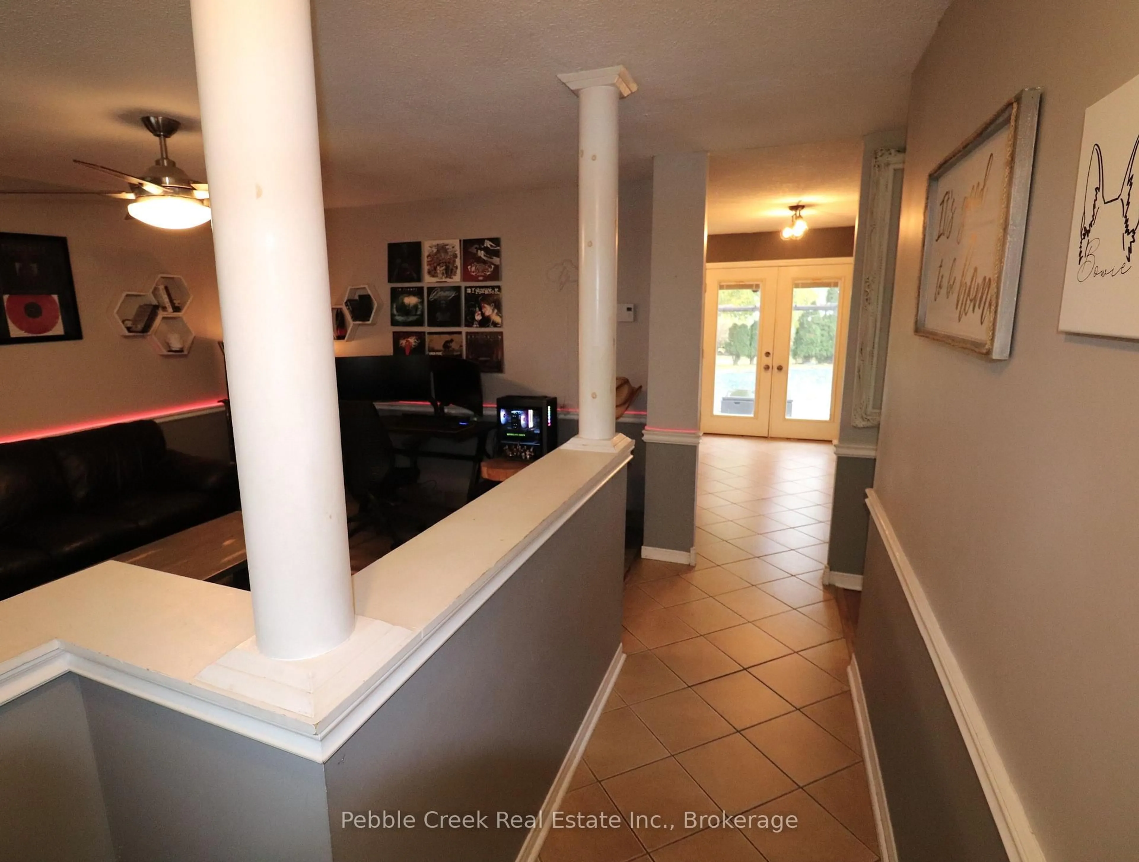 Indoor foyer for 790 Andrew Malcolm Dr, Kincardine Ontario N2Z 1M7