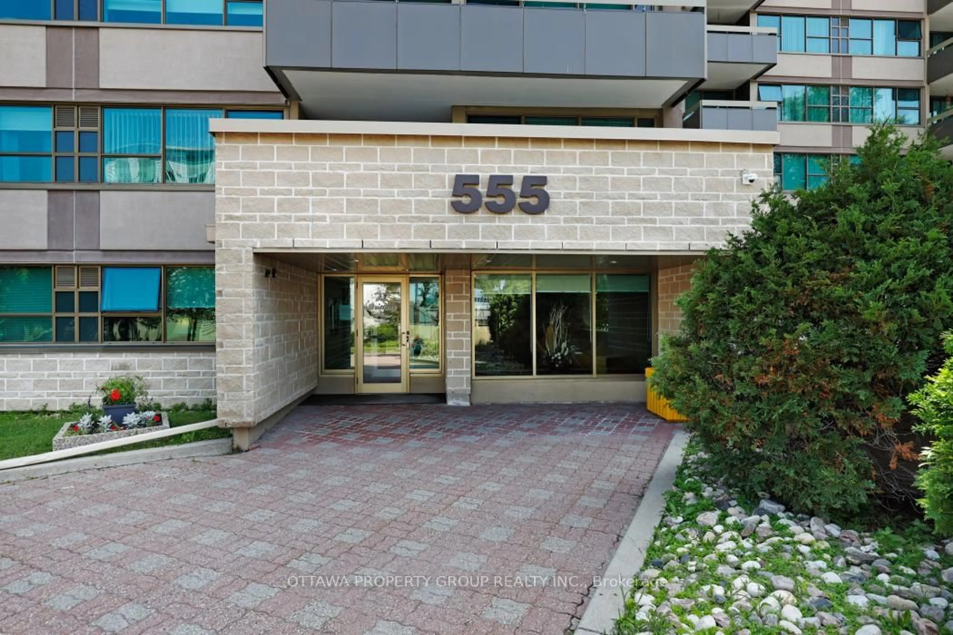 Indoor foyer for 555 Brittany Dr #913, Ottawa Ontario K1K 4C5