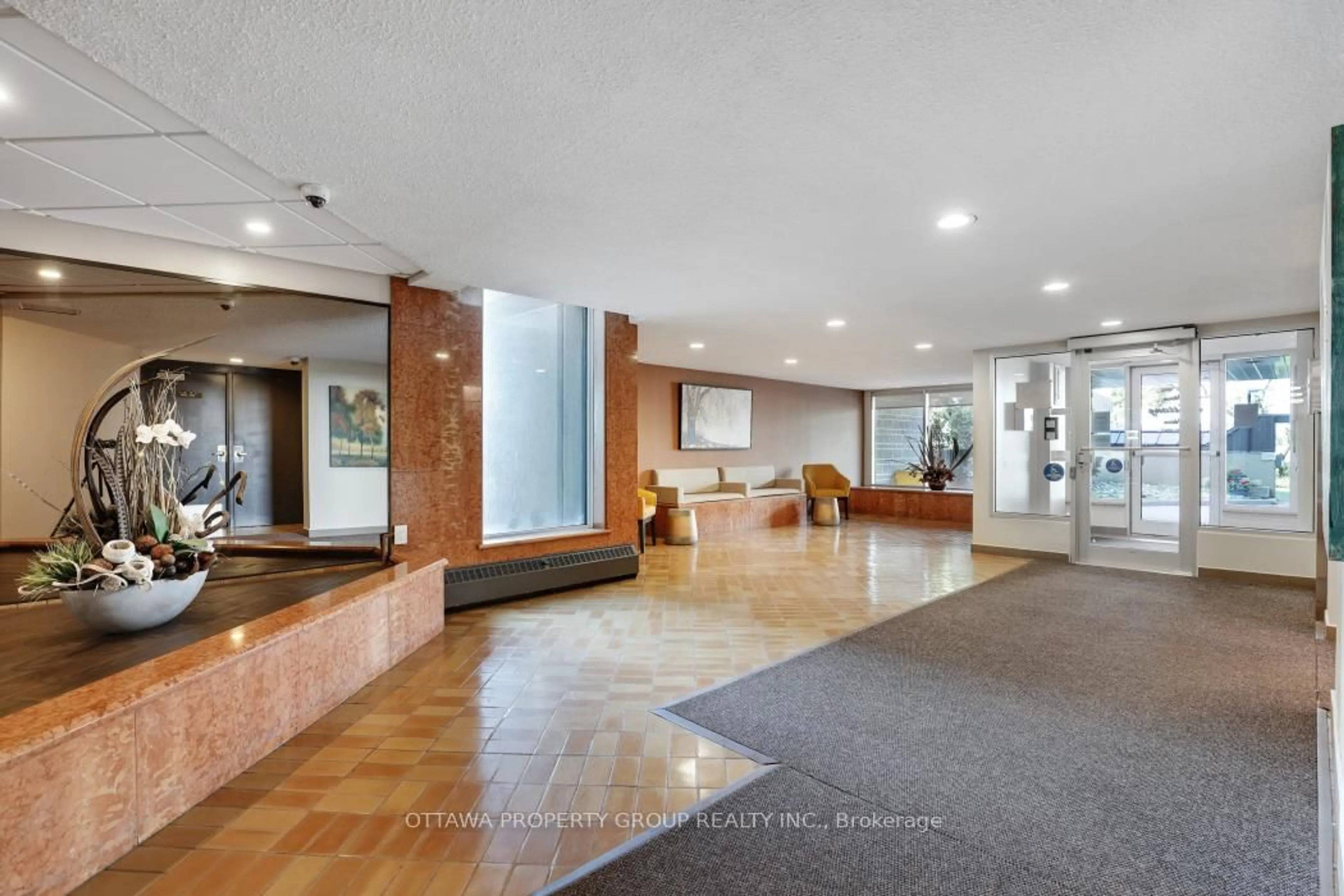 Lobby for 555 Brittany Dr #913, Ottawa Ontario K1K 4C5