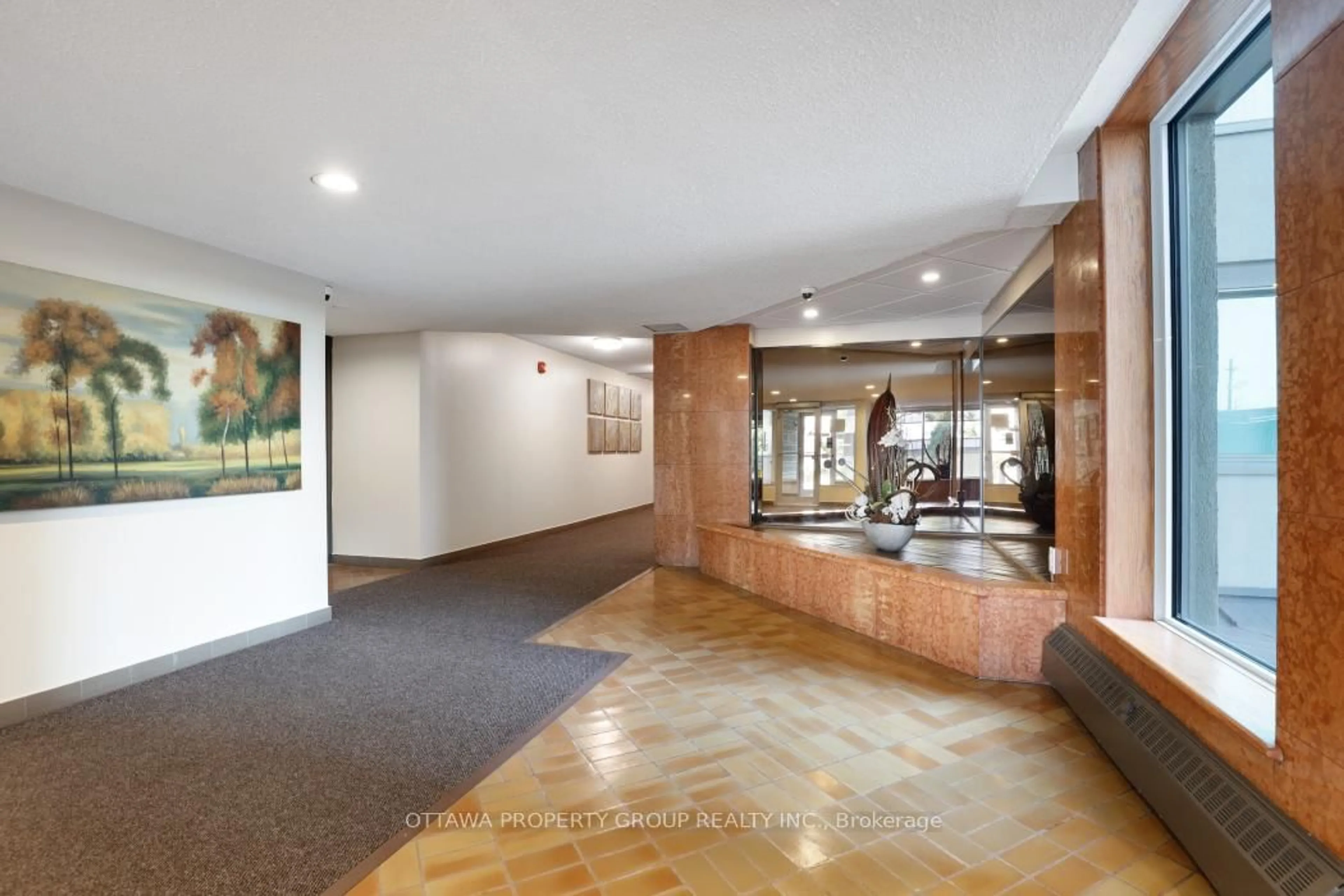 Lobby for 555 Brittany Dr #913, Ottawa Ontario K1K 4C5