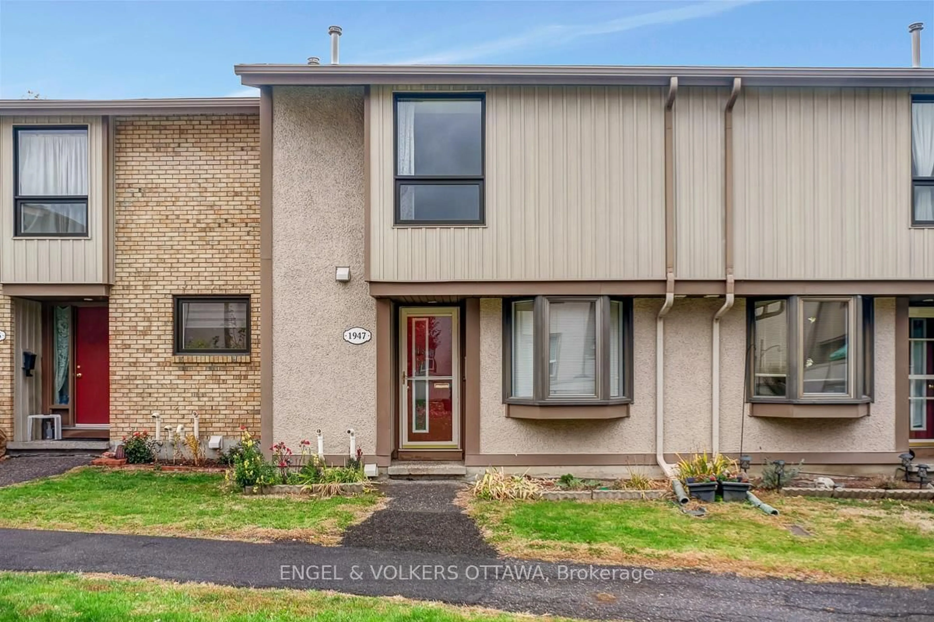 Home with vinyl exterior material, street for 1947 Stonehenge Cres #68, Ottawa Ontario K1B 4N7