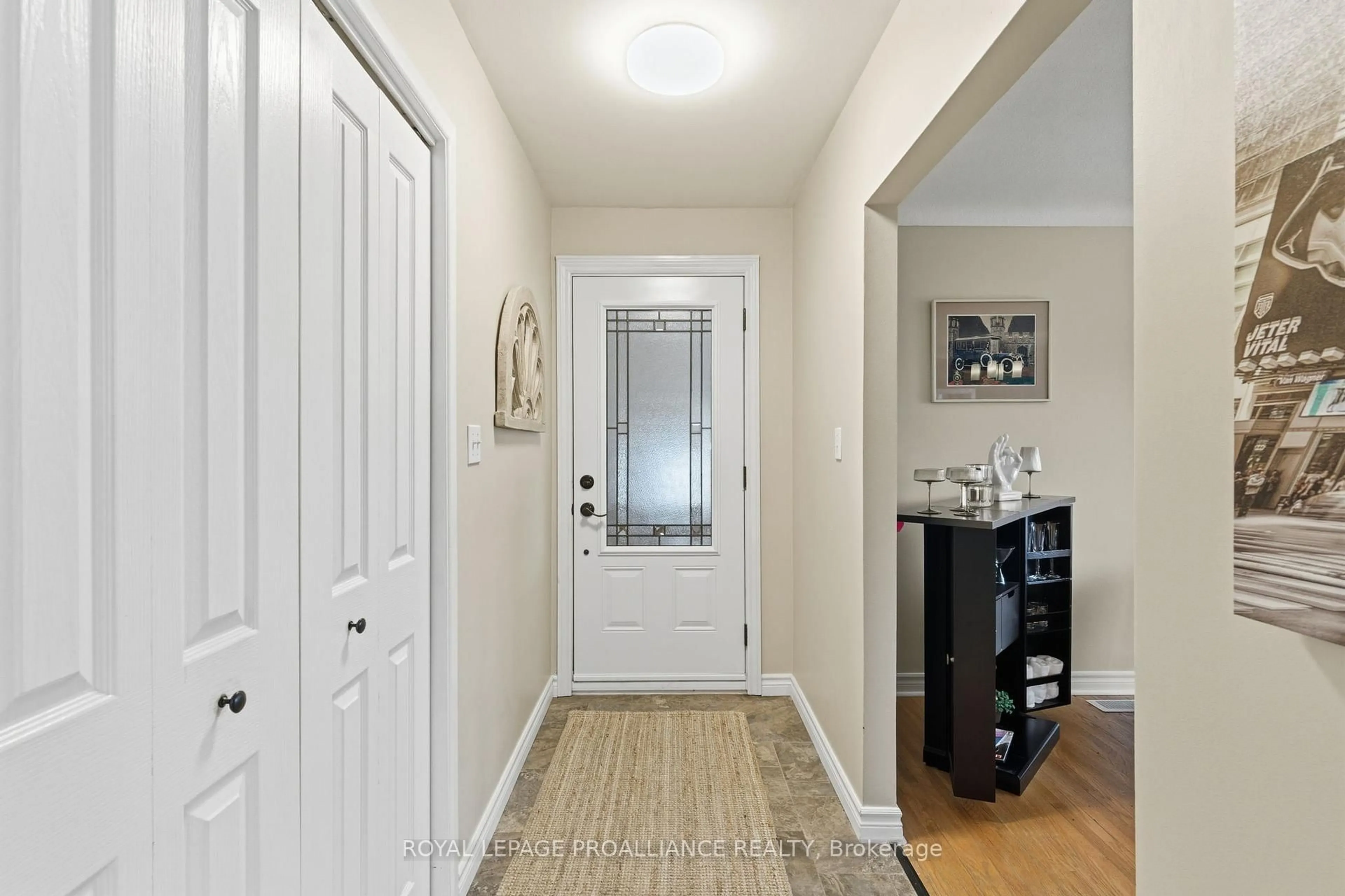 Indoor entryway for 322 Pearl St, Brockville Ontario K6V 4E2