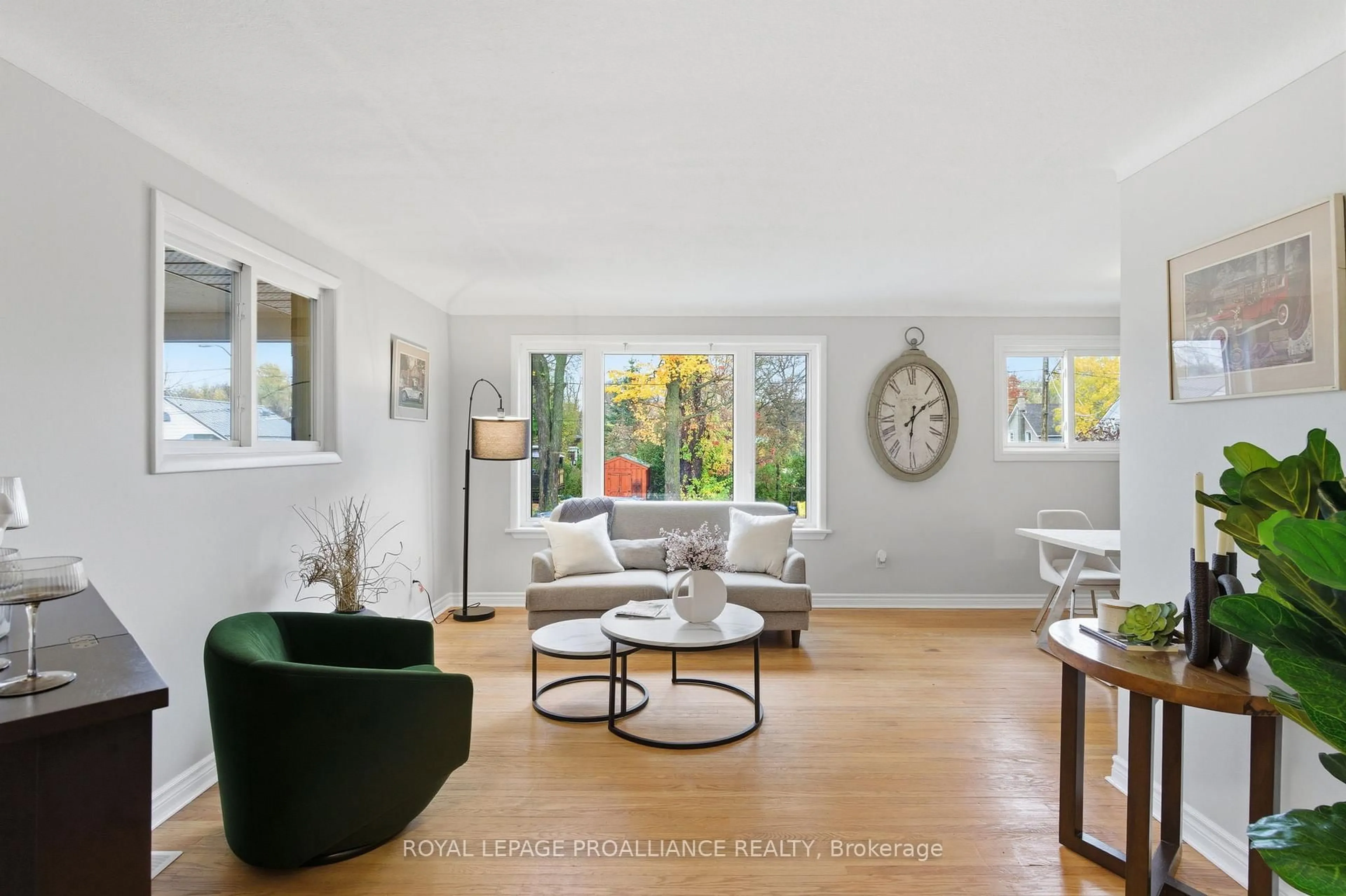 Living room with furniture, unknown for 322 Pearl St, Brockville Ontario K6V 4E2