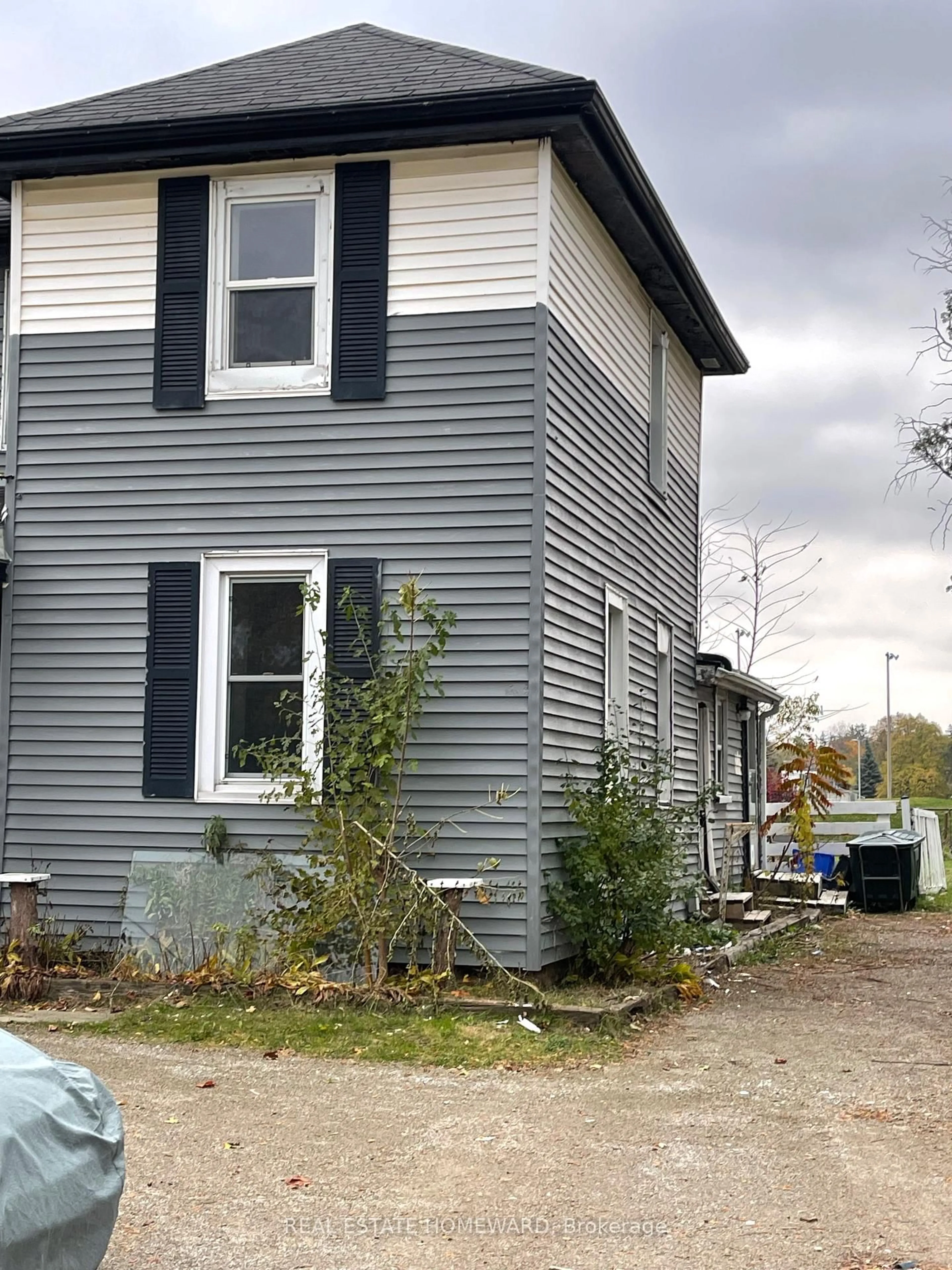 Home with vinyl exterior material, building for 76 FAIRVIEW Dr, Brantford Ontario N3R 2W9