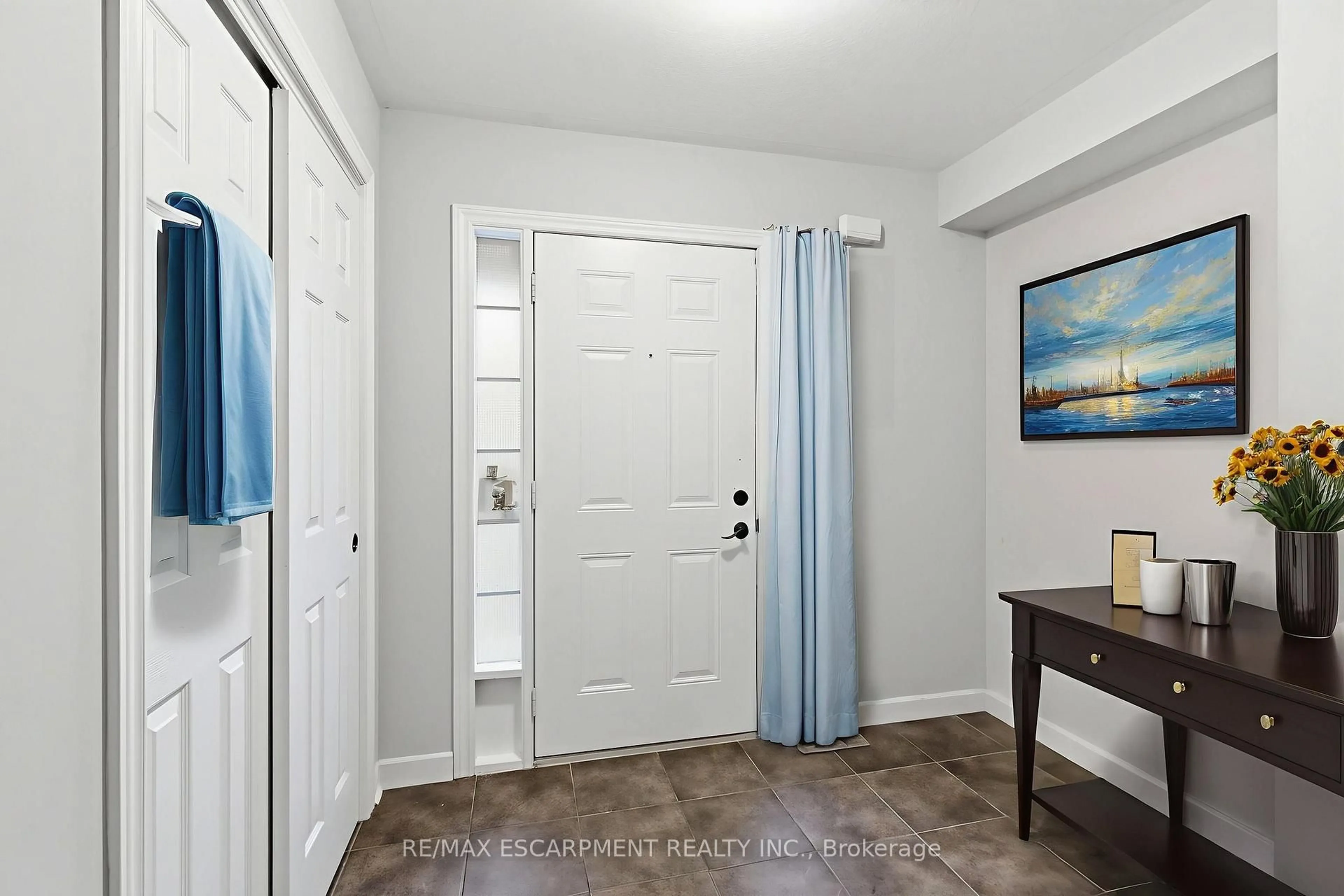 Indoor entryway for 19 Blue Mountain Dr, Hamilton Ontario L0R 1P0