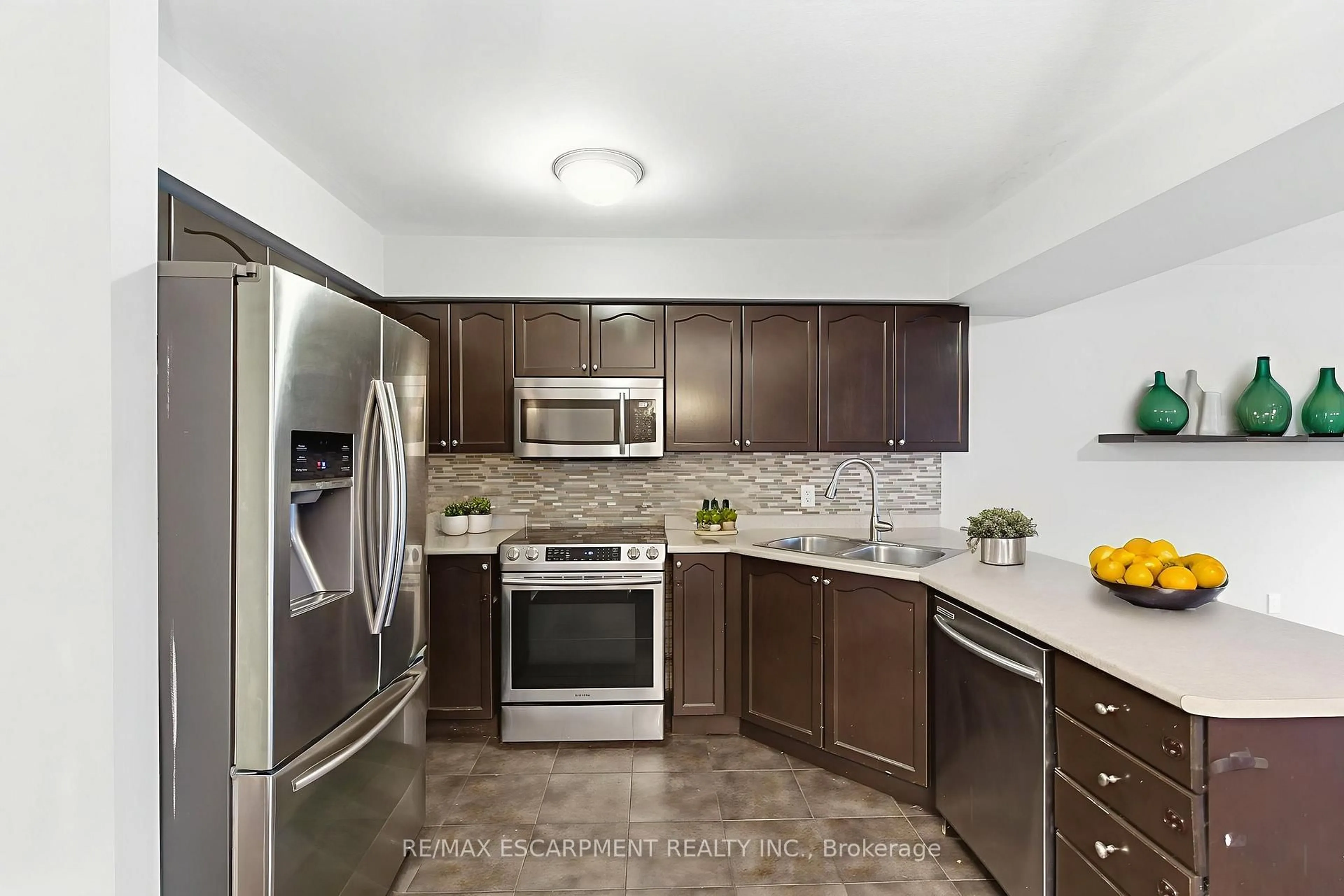 Standard kitchen, ceramic/tile floor for 19 Blue Mountain Dr, Hamilton Ontario L0R 1P0