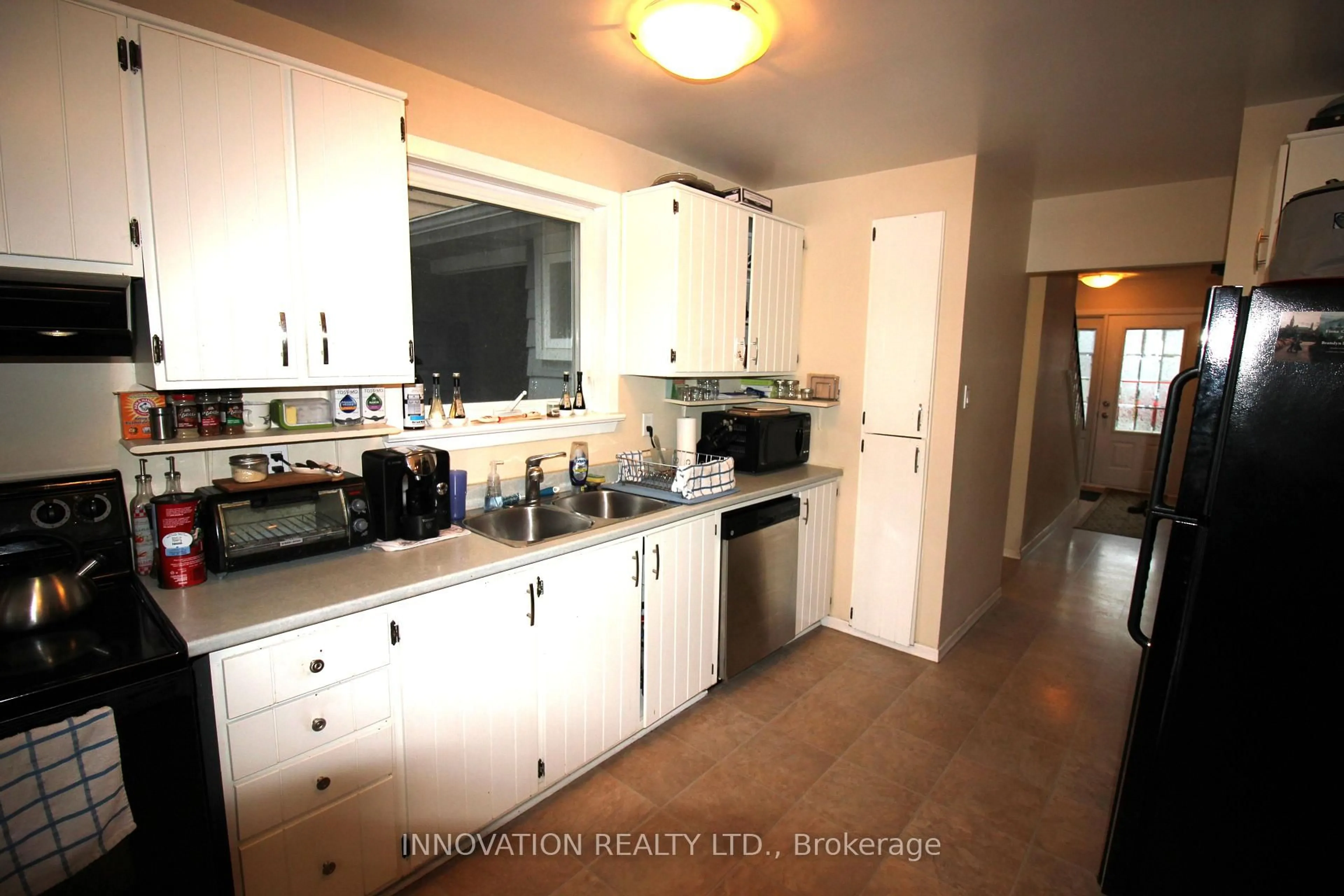 Standard kitchen, ceramic/tile floor for 59 Valewood Cres, Ottawa Ontario K1B 4G1