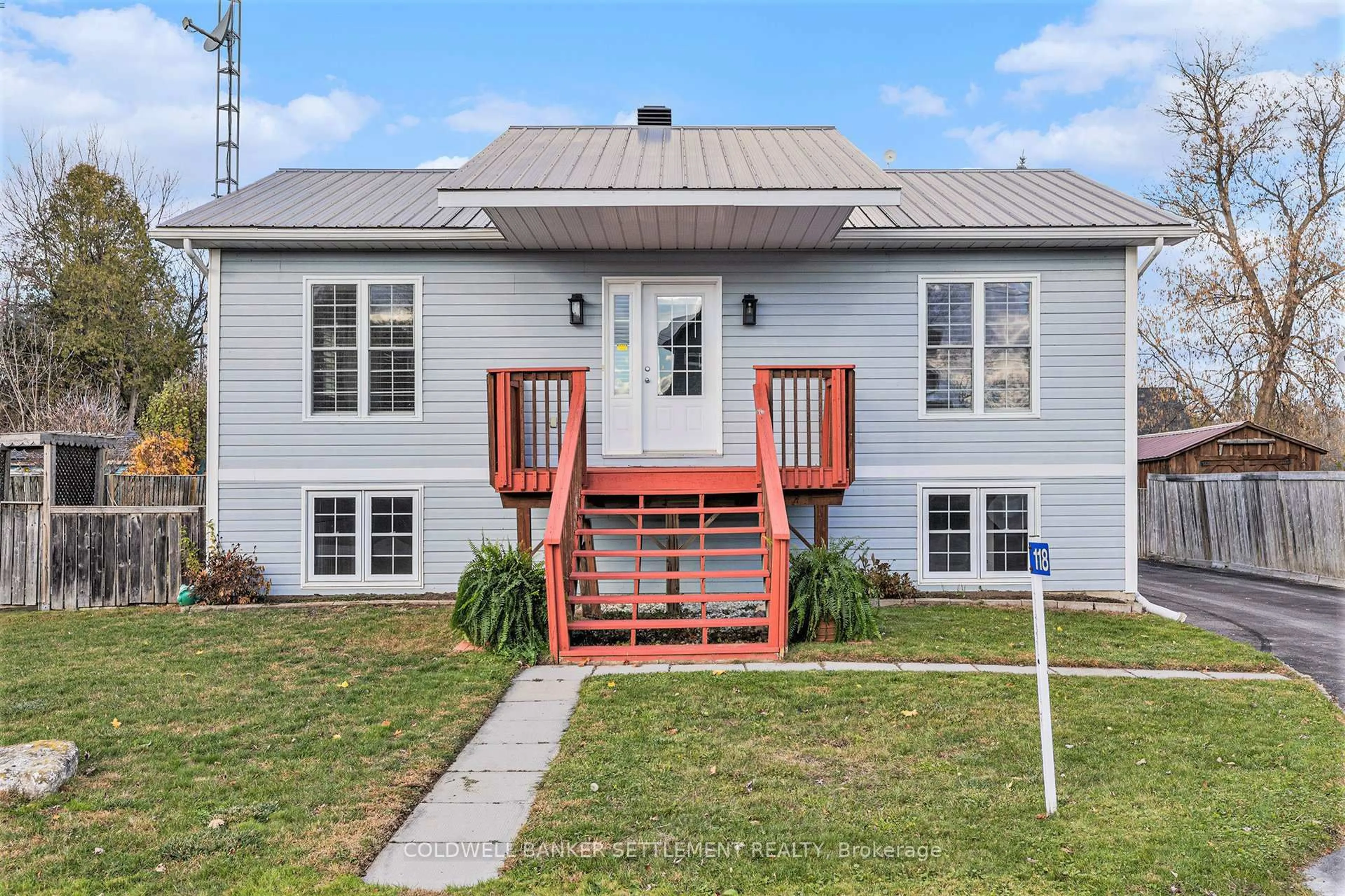 Home with vinyl exterior material, building for 118 Bay St, Carleton Place Ontario K7C 4K9