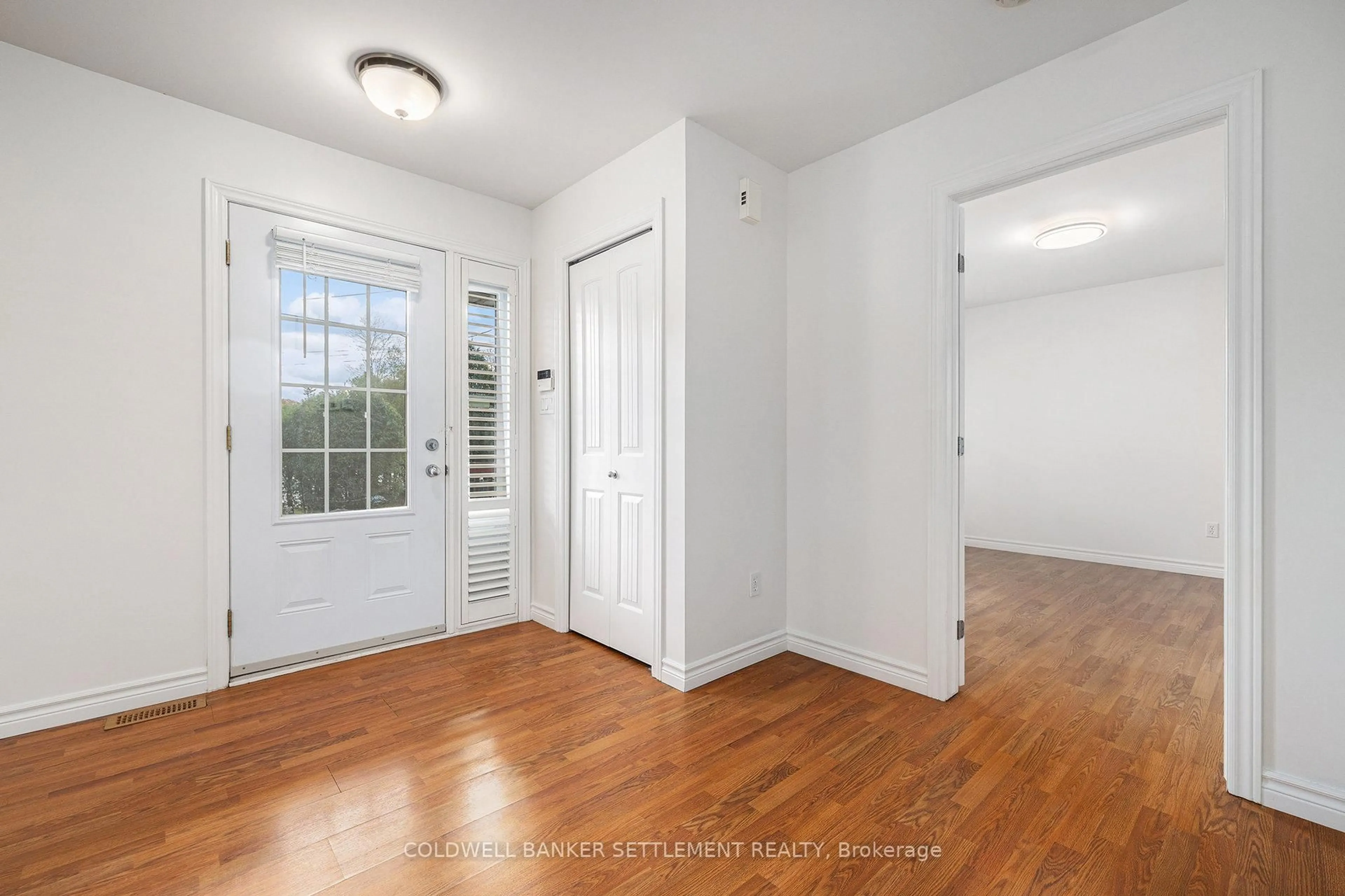 Indoor entryway for 118 Bay St, Carleton Place Ontario K7C 4K9