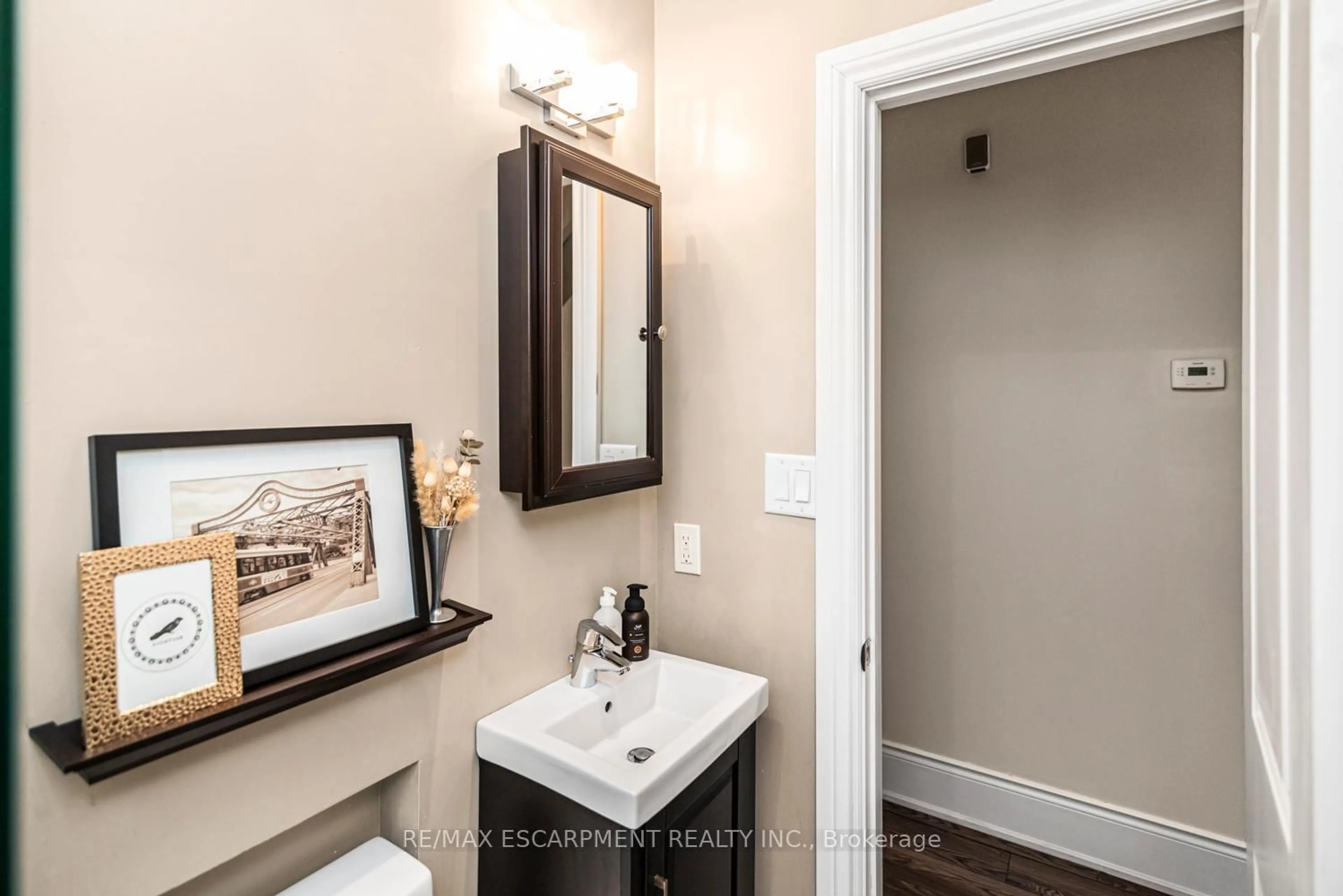 Standard bathroom, ceramic/tile floor for 319 Hunter St, Hamilton Ontario L8P 1S5