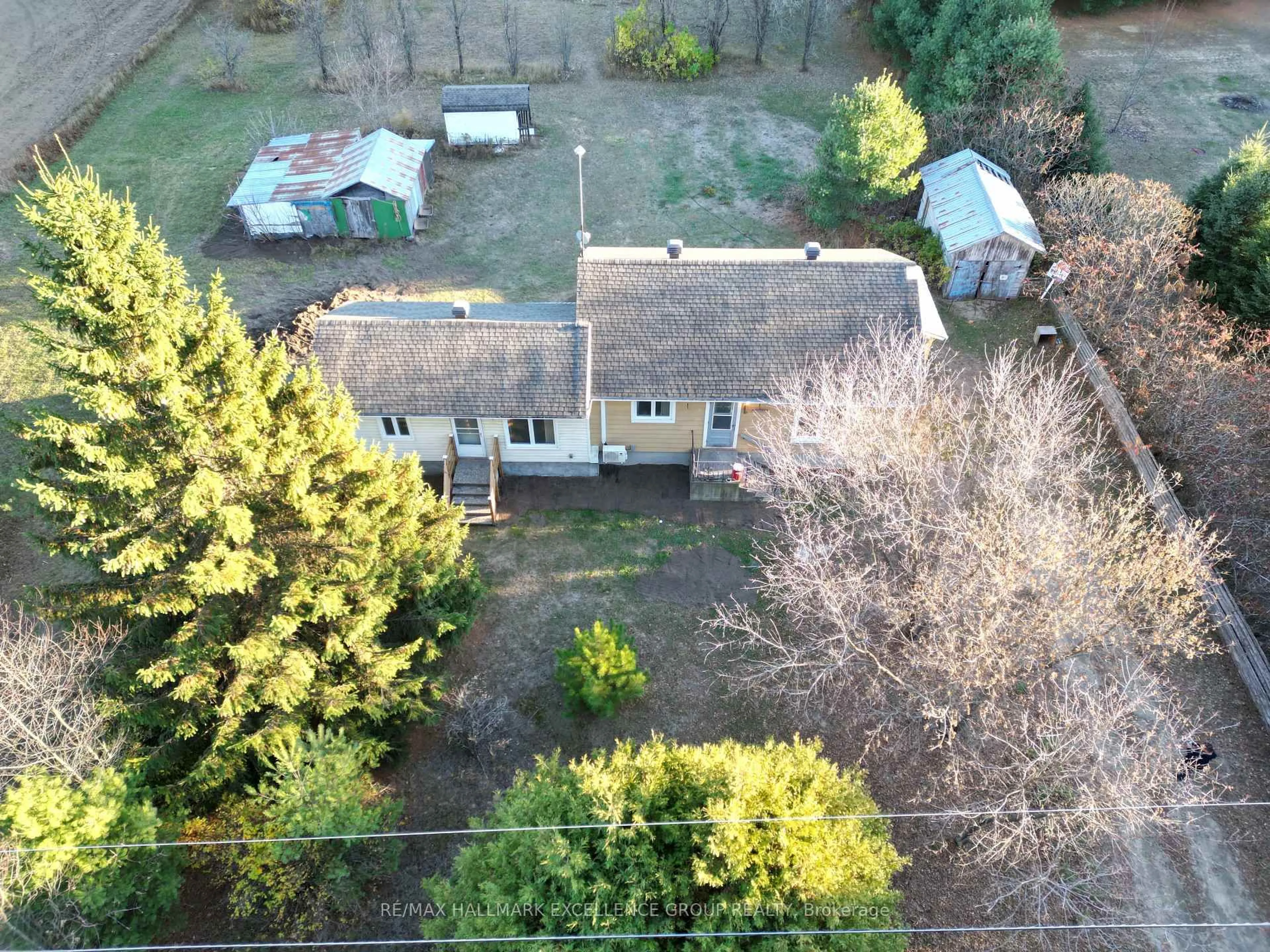 A pic from outside/outdoor area/front of a property/back of a property/a pic from drone, unknown for 1980 Concession 7 Rd, Alfred and Plantagenet Ontario K0B 1C0