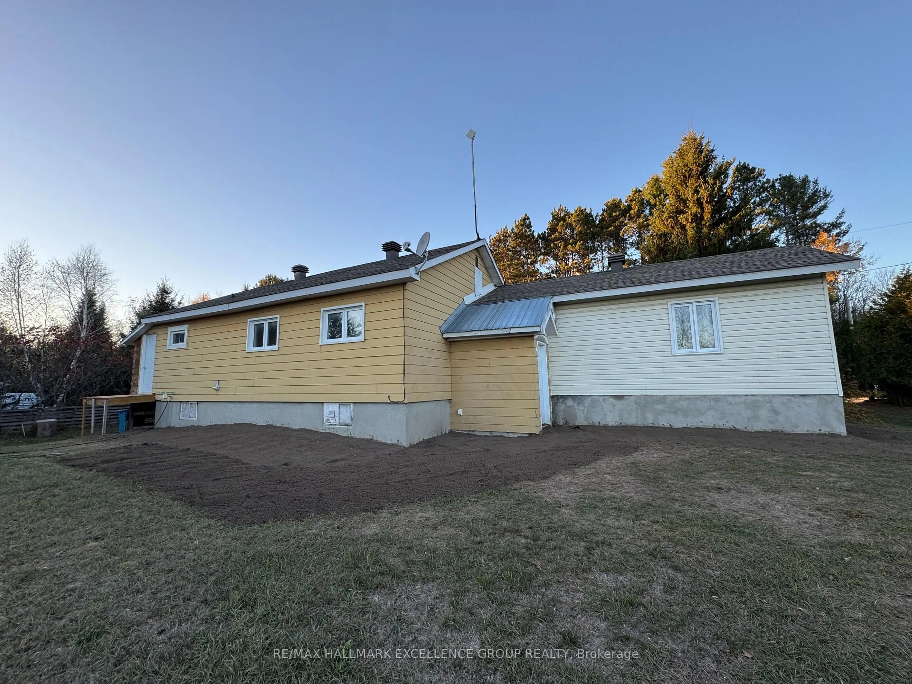A pic from outside/outdoor area/front of a property/back of a property/a pic from drone, building for 1980 Concession 7 Rd, Alfred and Plantagenet Ontario K0B 1C0