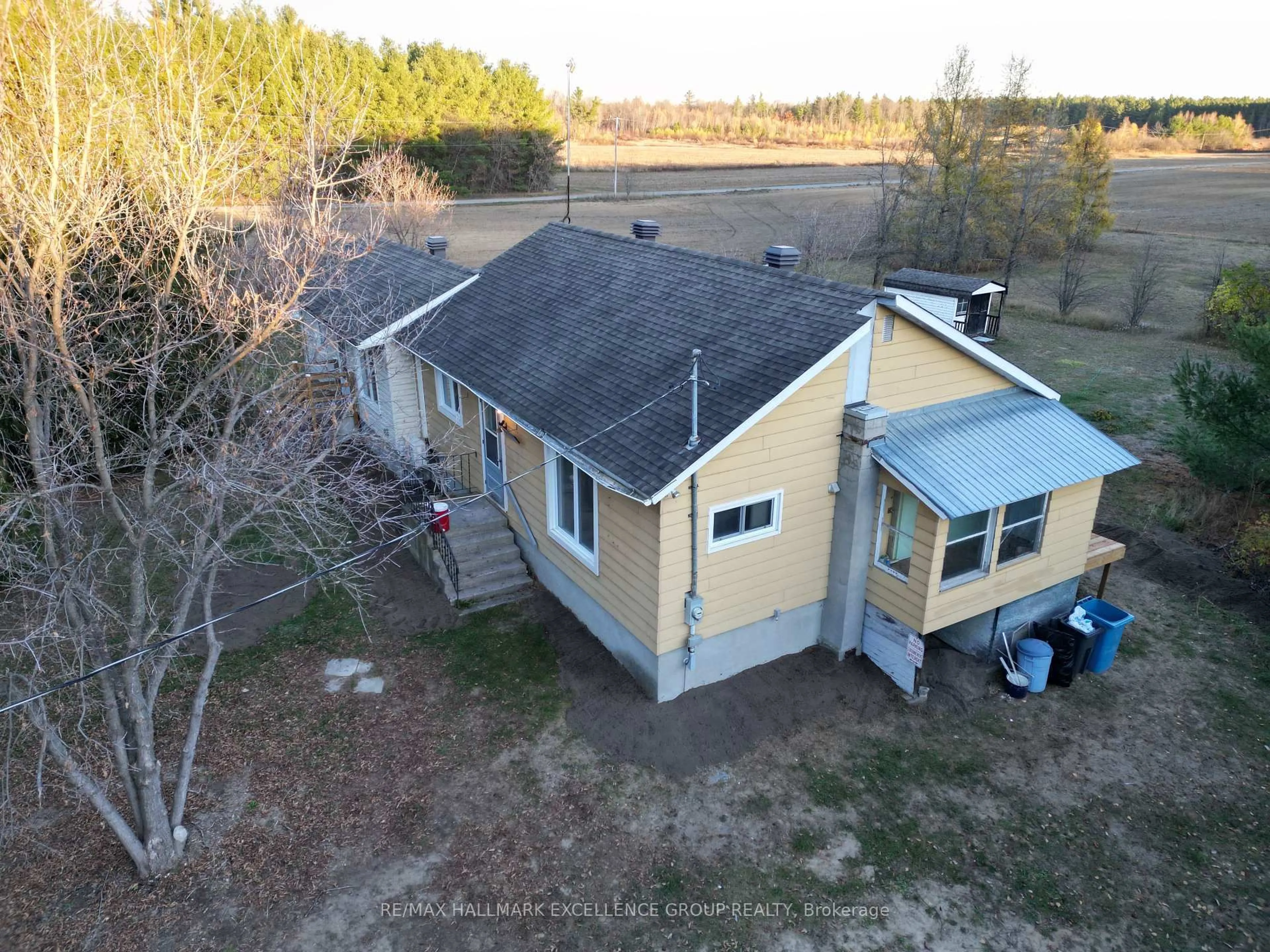 A pic from outside/outdoor area/front of a property/back of a property/a pic from drone, building for 1980 Concession 7 Rd, Alfred and Plantagenet Ontario K0B 1C0