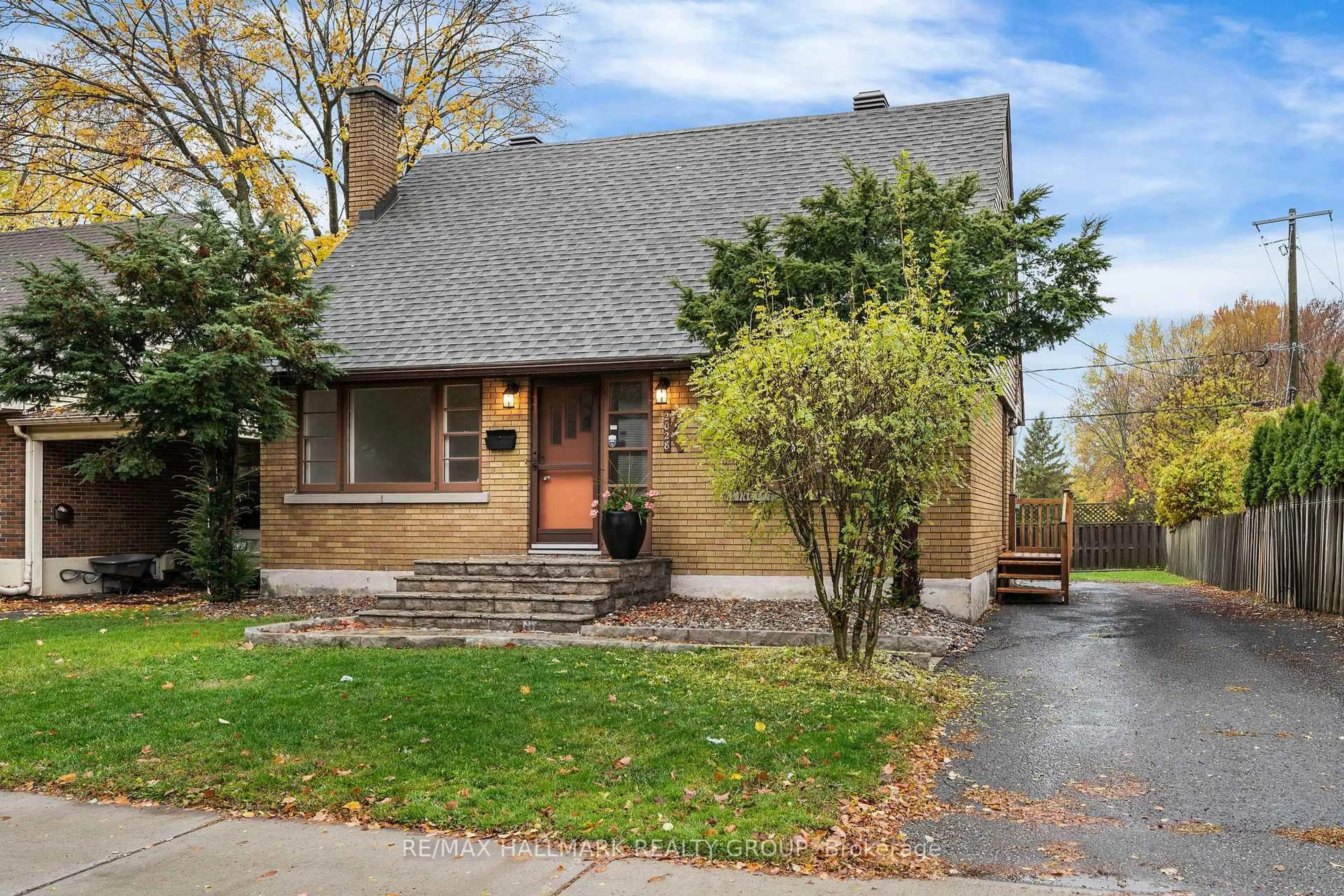 Home with brick exterior material, street for 2028 OTHELLO Ave, Ottawa Ontario K1G 2A6