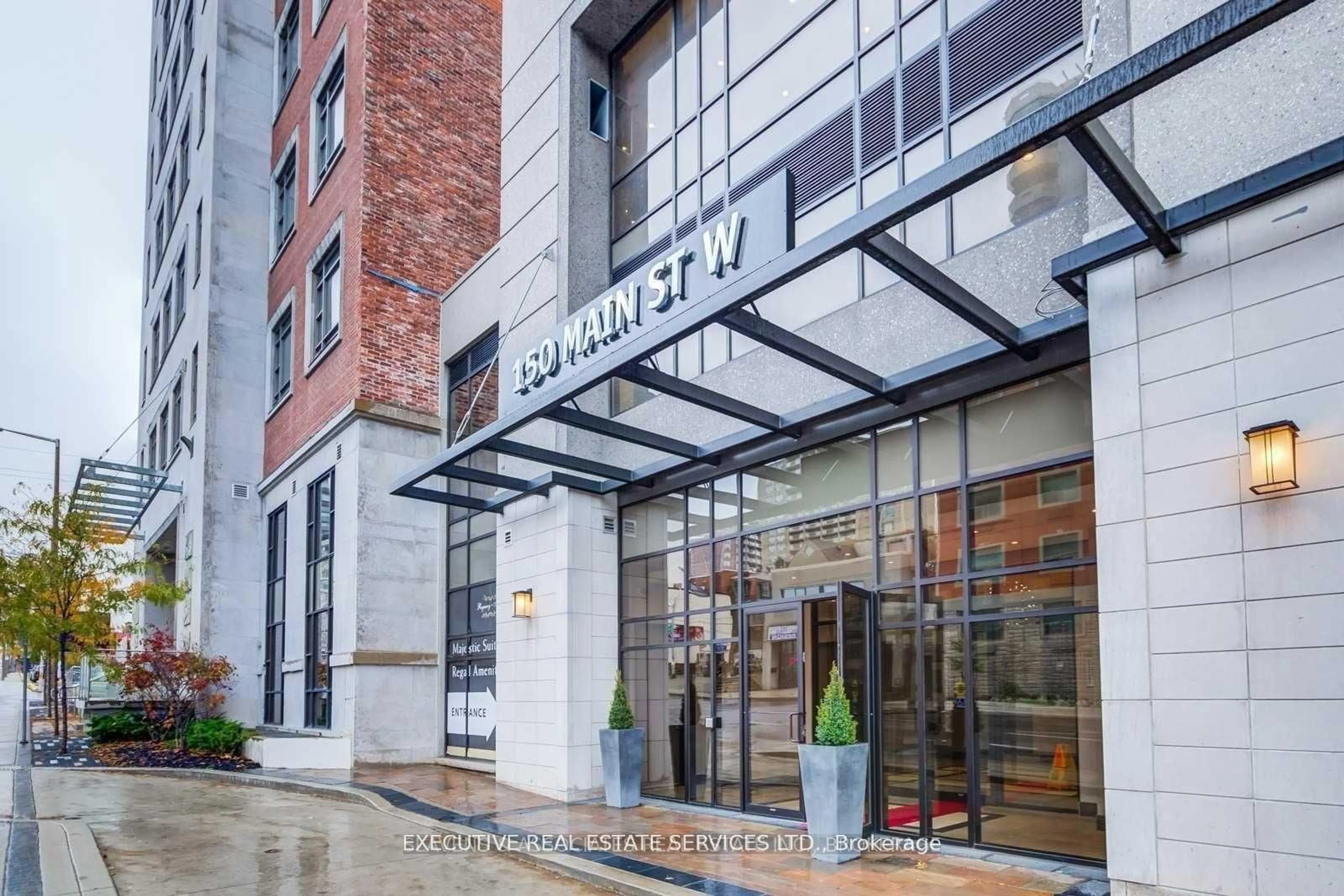 Indoor foyer for 150 Main St #807, Hamilton Ontario L8P 1H8