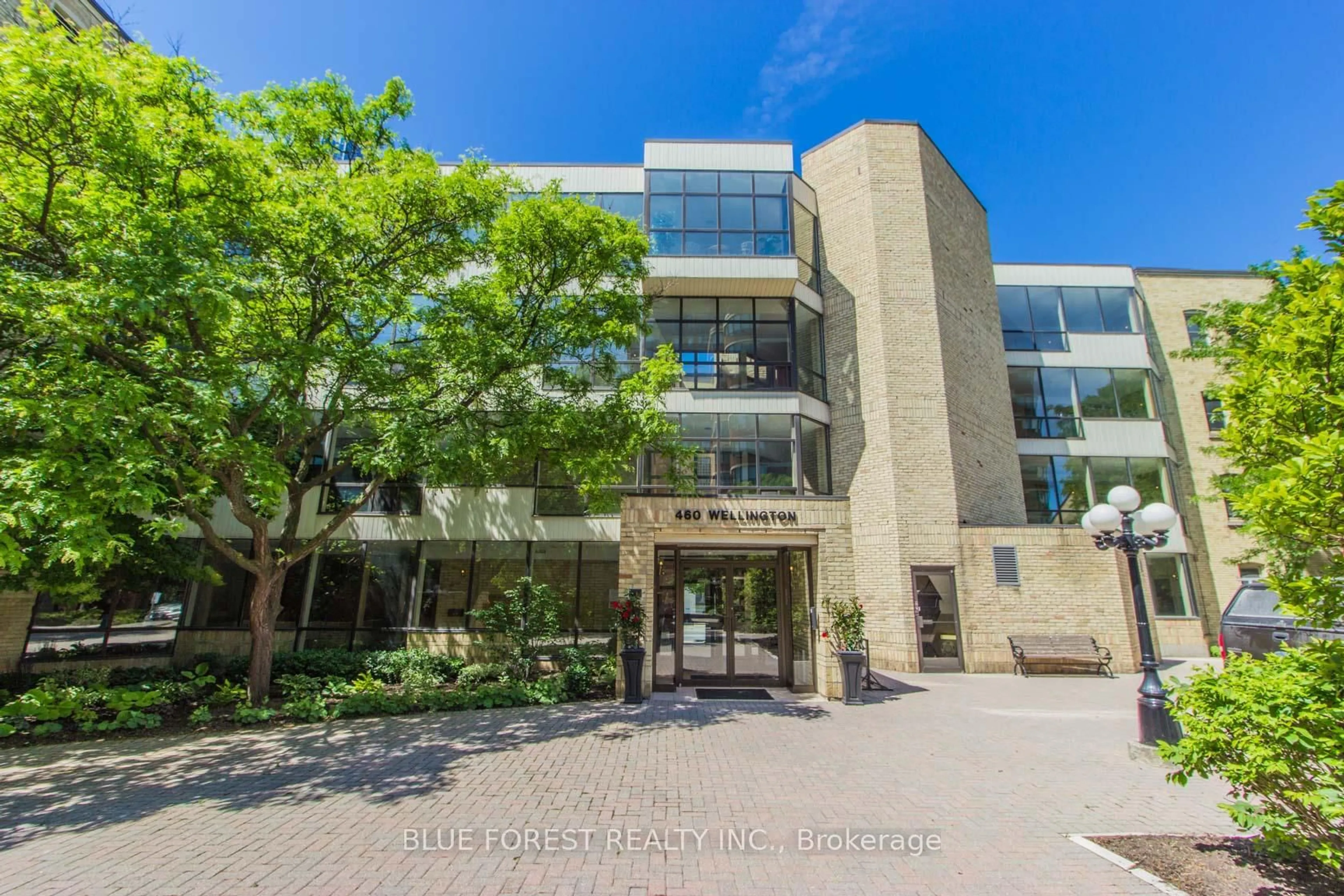 Indoor foyer for 460 Wellington St #102, London East Ontario N6A 3P8