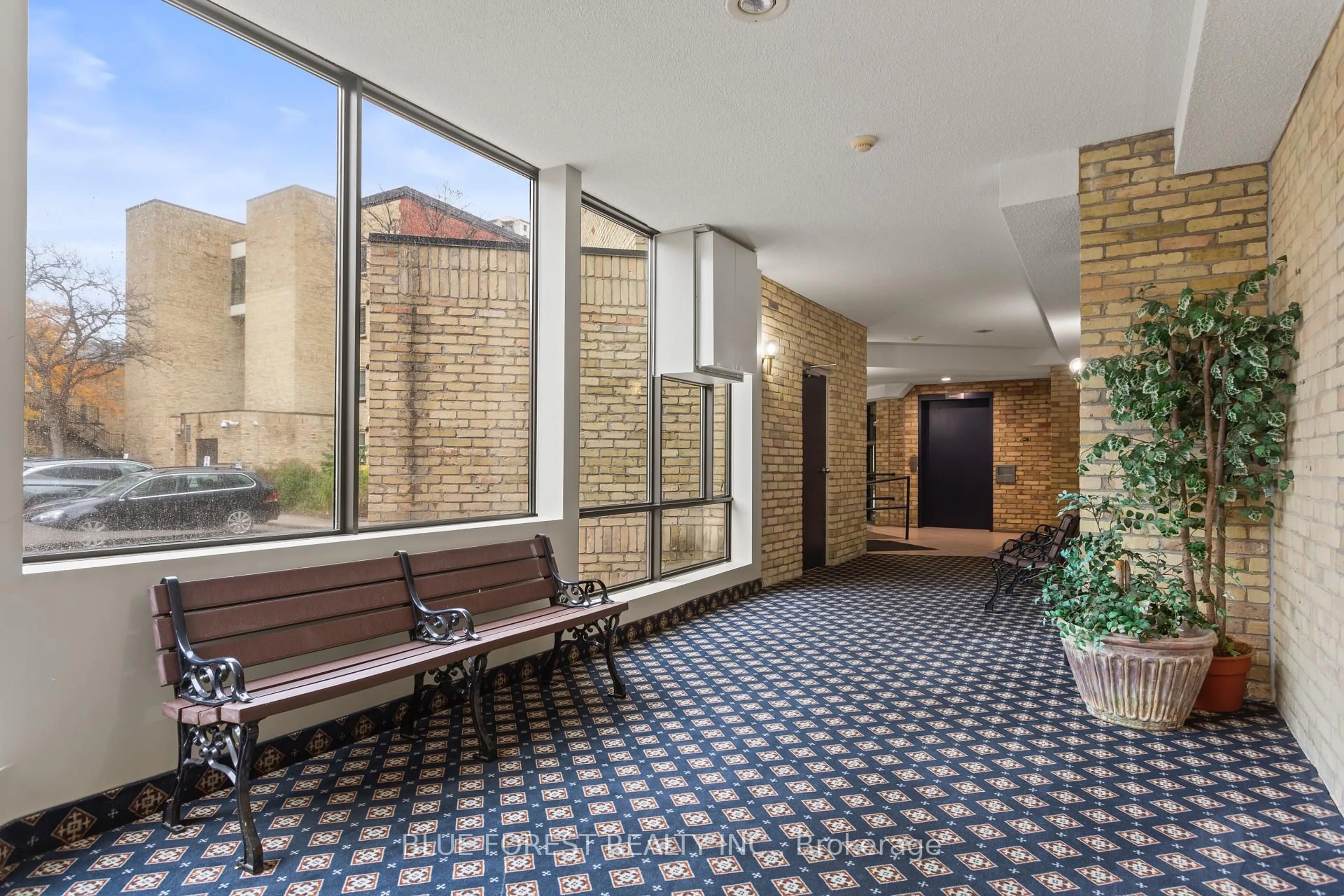 Indoor foyer for 460 Wellington St #102, London East Ontario N6A 3P8