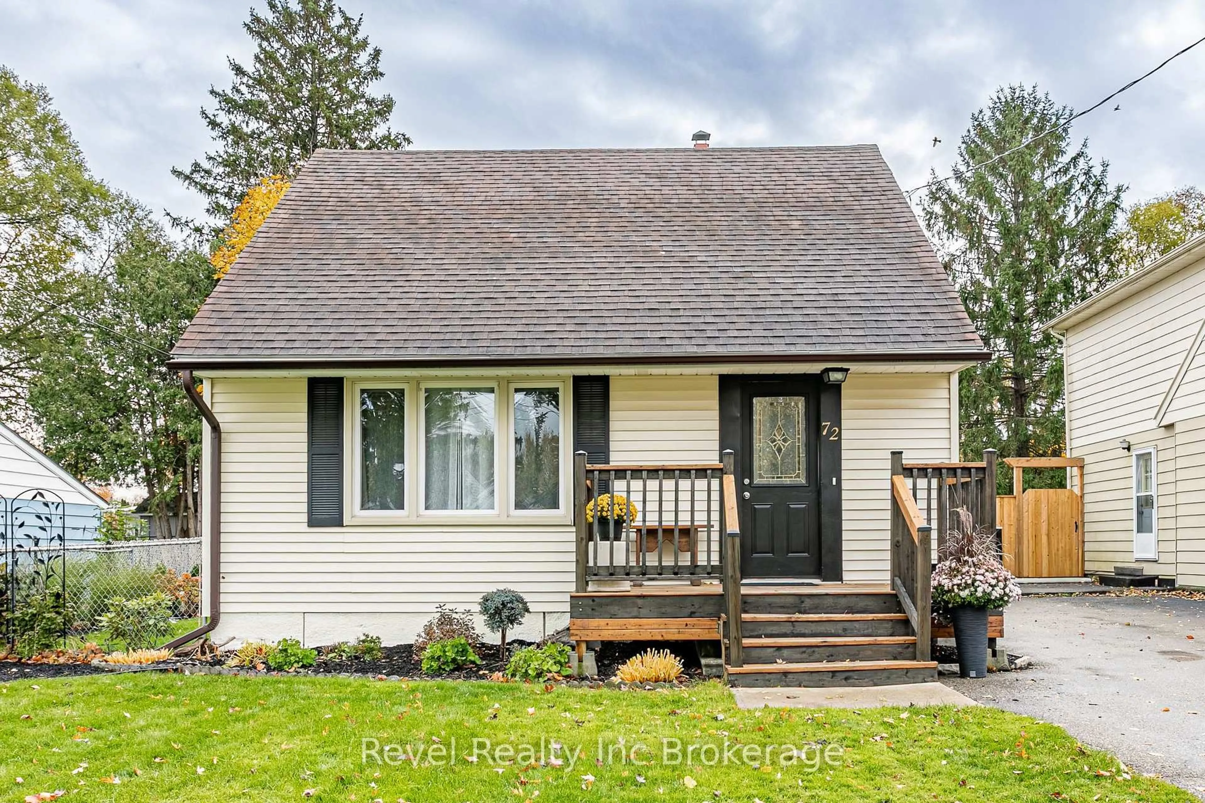 Home with vinyl exterior material, street for 72 Bayswater St, Woodstock Ontario N4S 5K3