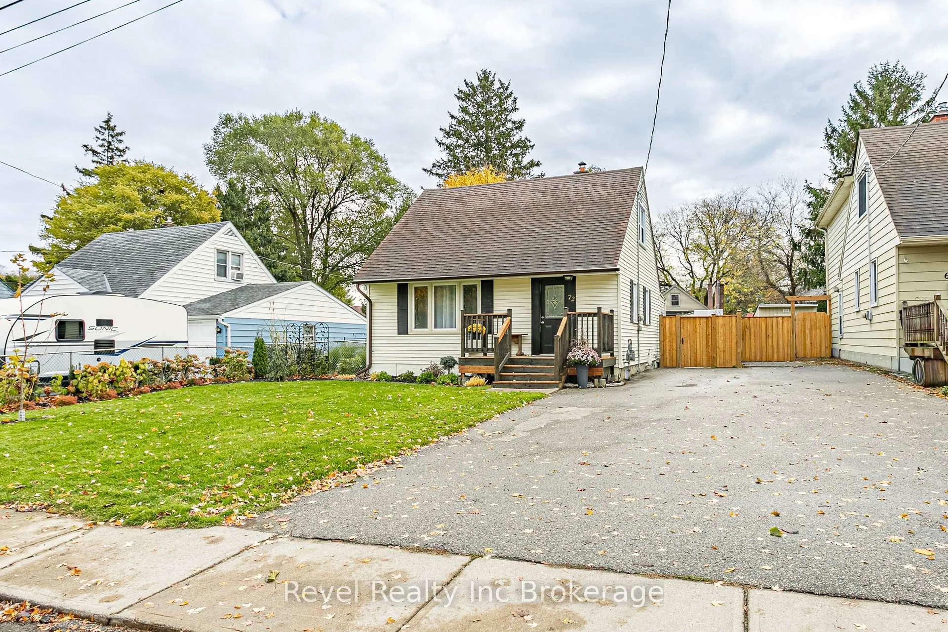 A pic from outside/outdoor area/front of a property/back of a property/a pic from drone, street for 72 Bayswater St, Woodstock Ontario N4S 5K3