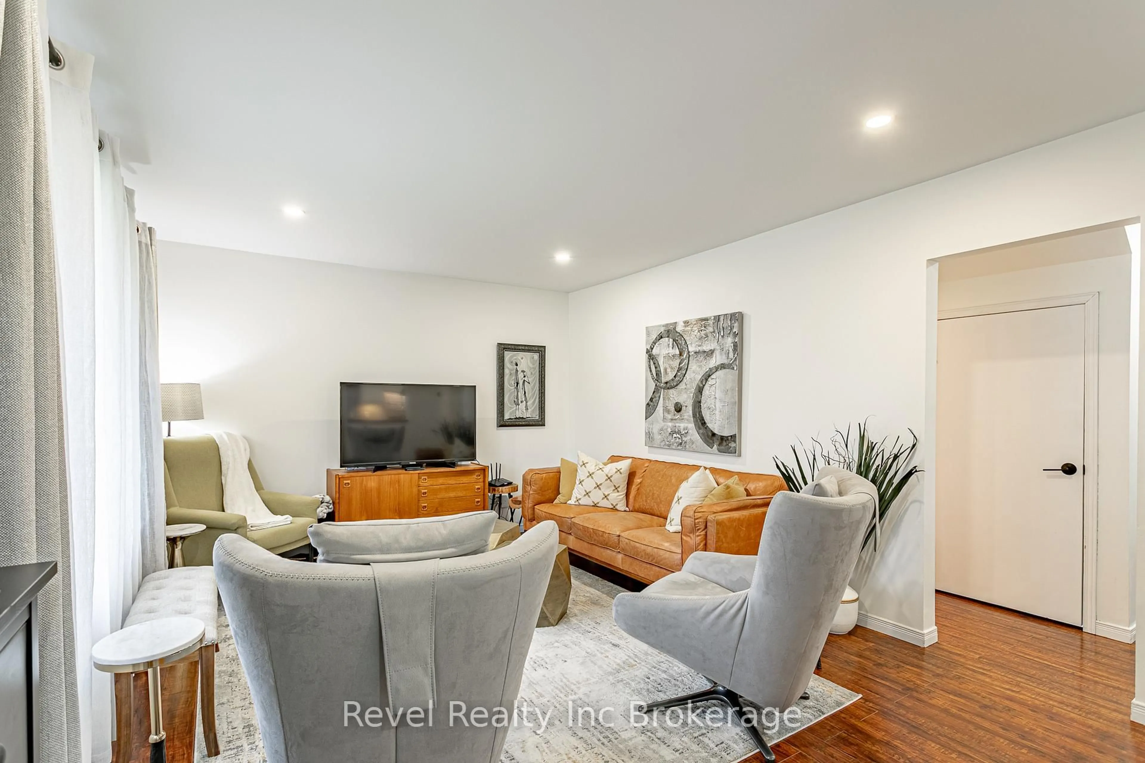 Living room with furniture, unknown for 72 Bayswater St, Woodstock Ontario N4S 5K3